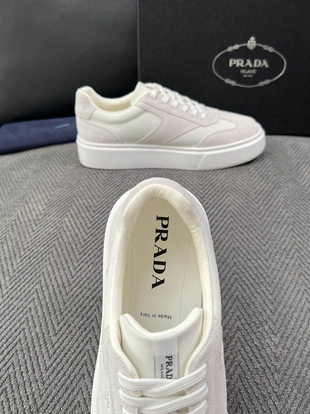 Prada  高品质  顶级工艺品，普拉达 专柜同步，原厂配置意大利进口牛皮拼布面料，进口牛皮内里垫，透气舒适，鞋底：原