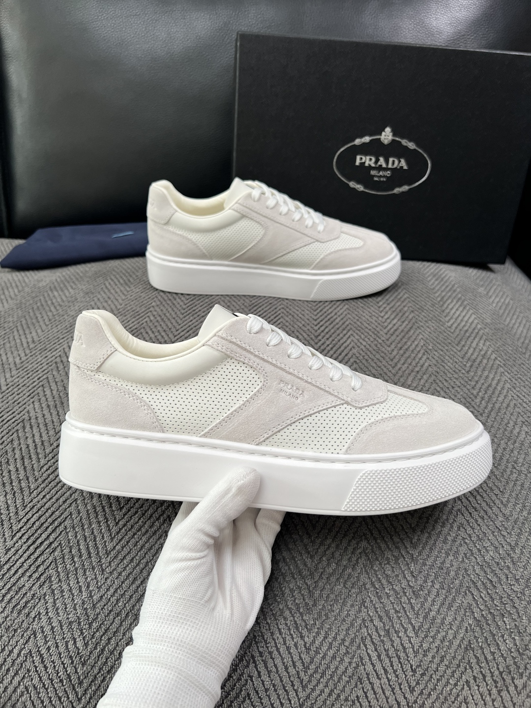 Prada  高品质  顶级工艺品，普拉达 专柜同步，原厂配置意大利进口牛皮拼布面料，进口牛皮内里垫，透气舒适，鞋底：原