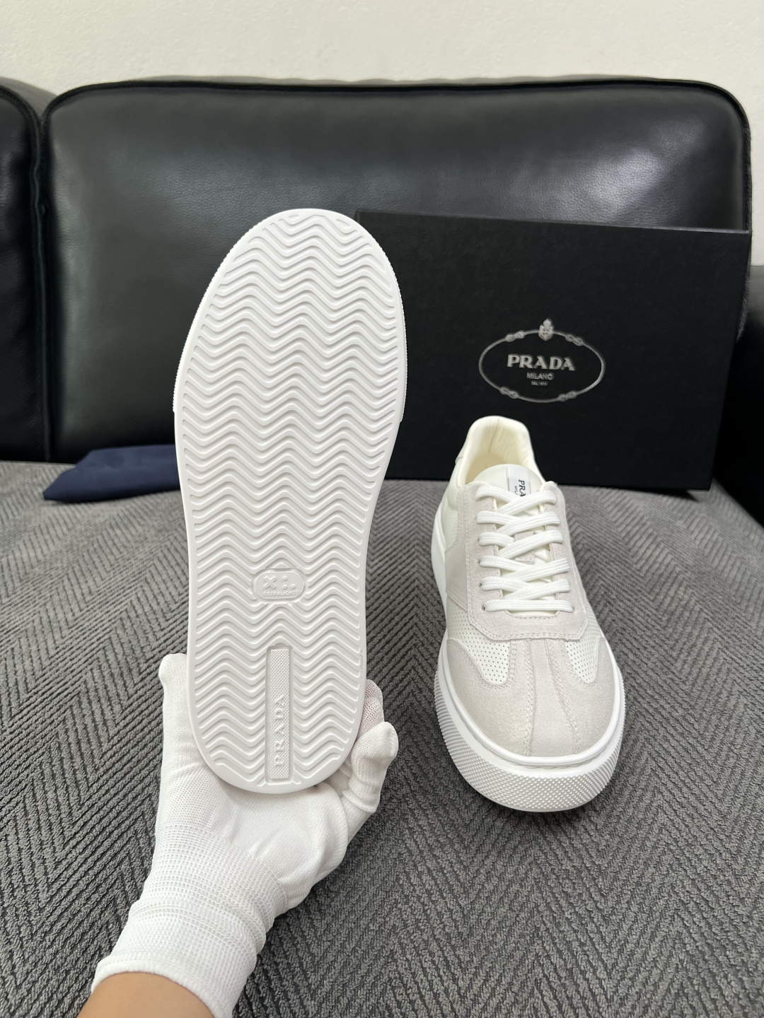 Prada  高品质  顶级工艺品，普拉达 专柜同步，原厂配置意大利进口牛皮拼布面料，进口牛皮内里垫，透气舒适，鞋底：原