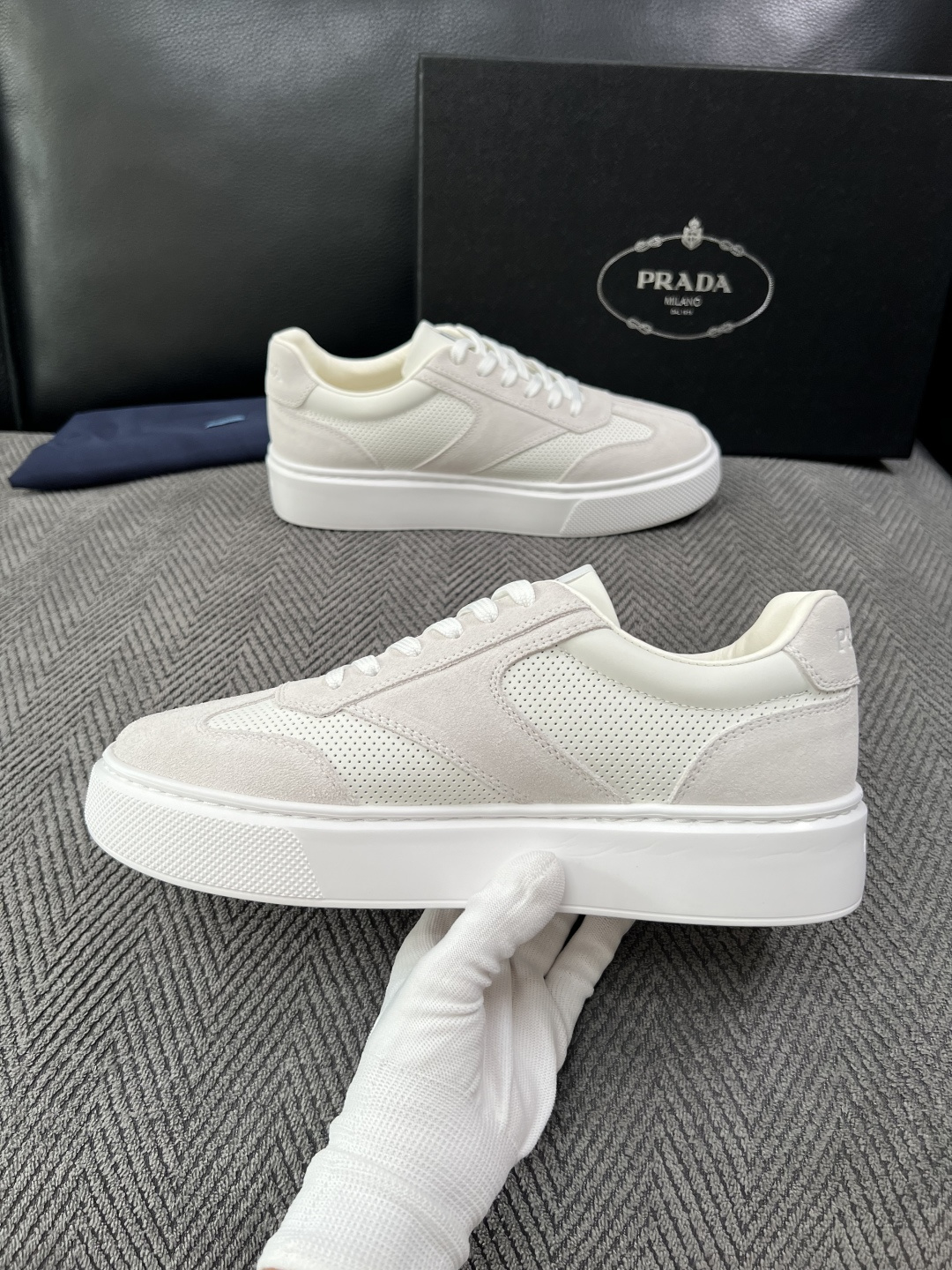 Prada  高品质  顶级工艺品，普拉达 专柜同步，原厂配置意大利进口牛皮拼布面料，进口牛皮内里垫，透气舒适，鞋底：原