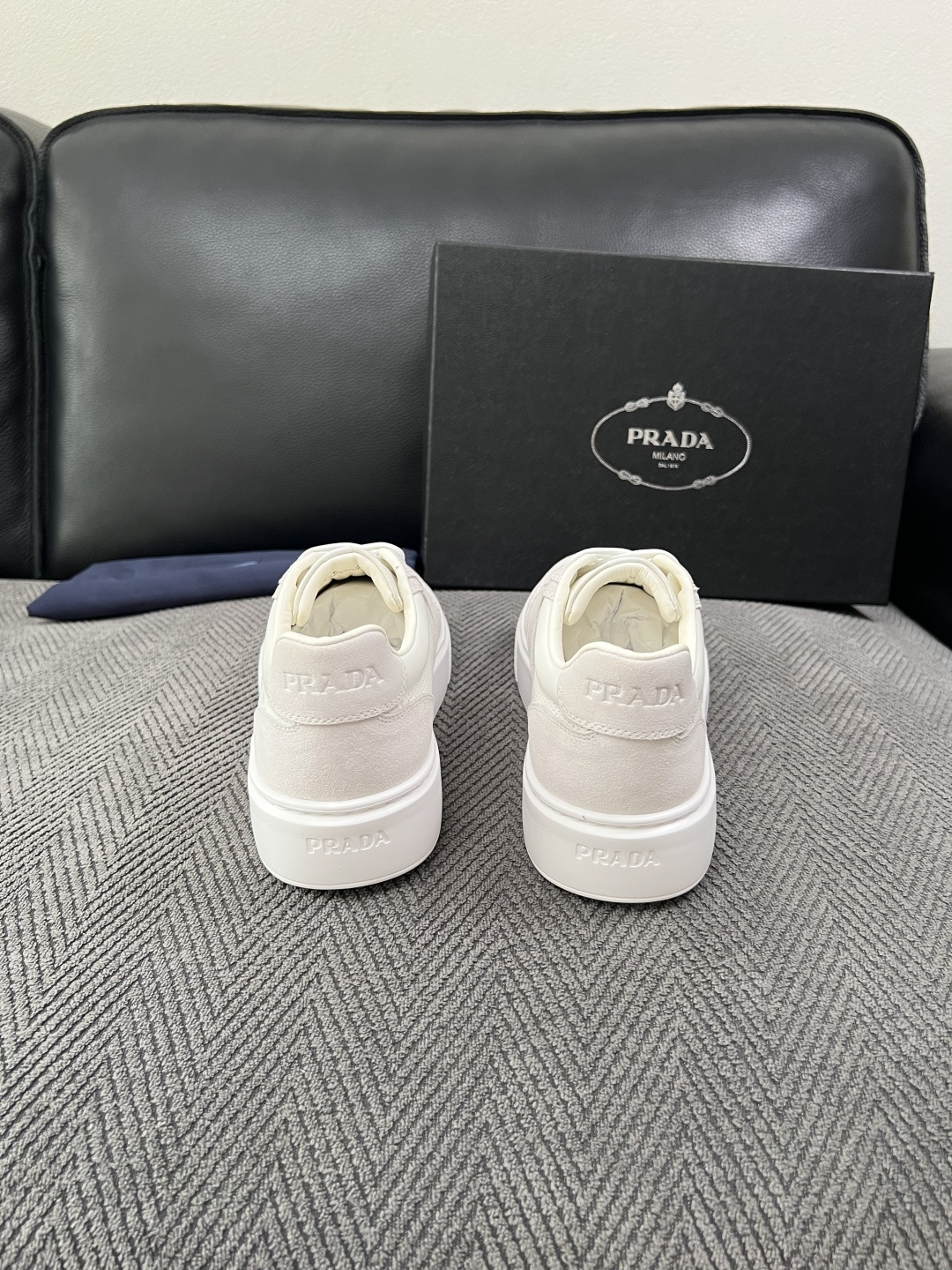 Prada  高品质  顶级工艺品，普拉达 专柜同步，原厂配置意大利进口牛皮拼布面料，进口牛皮内里垫，透气舒适，鞋底：原