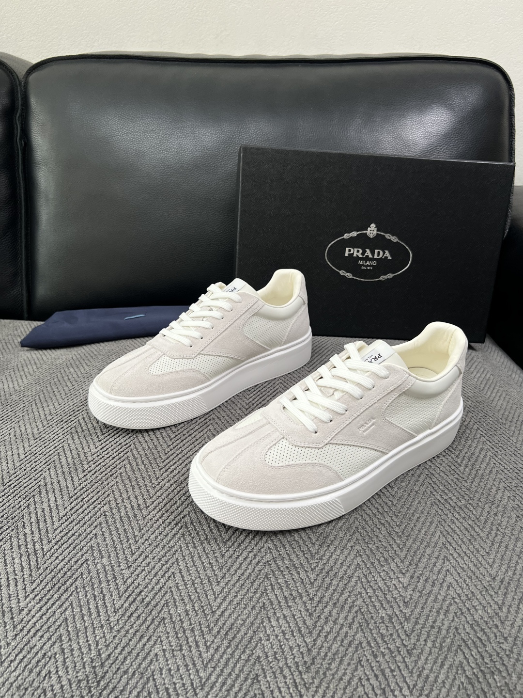 Prada  高品质  顶级工艺品，普拉达 专柜同步，原厂配置意大利进口牛皮拼布面料，进口牛皮内里垫，透气舒适，鞋底：原