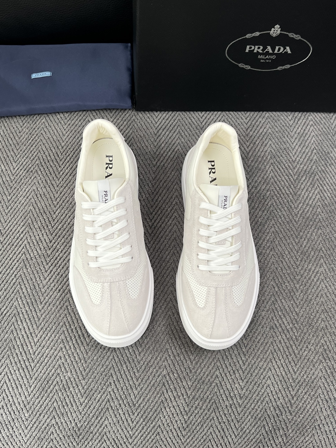 Prada  高品质  顶级工艺品，普拉达 专柜同步，原厂配置意大利进口牛皮拼布面料，进口牛皮内里垫，透气舒适，鞋底：原