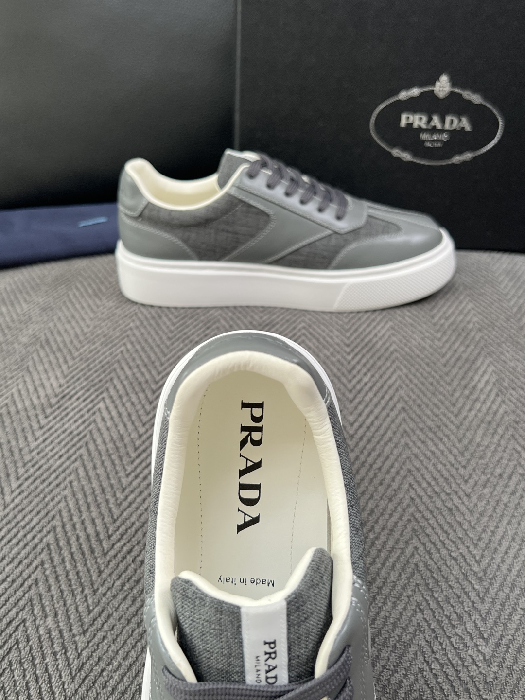 Prada  高品质  顶级工艺品，普拉达 专柜同步，原厂配置意大利进口牛皮拼布面料，进口牛皮内里垫，透气舒适，鞋底：原