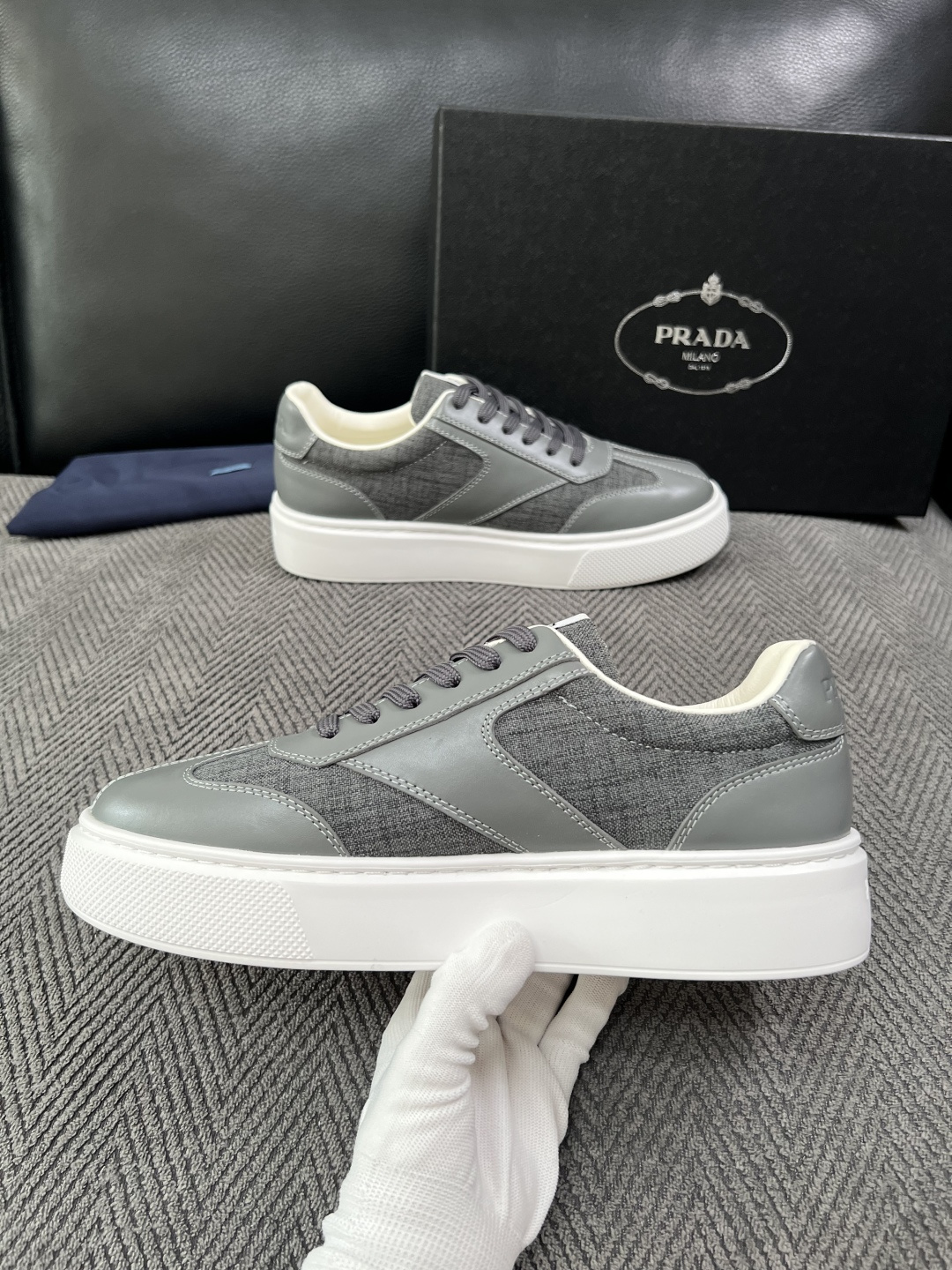 Prada  高品质  顶级工艺品，普拉达 专柜同步，原厂配置意大利进口牛皮拼布面料，进口牛皮内里垫，透气舒适，鞋底：原
