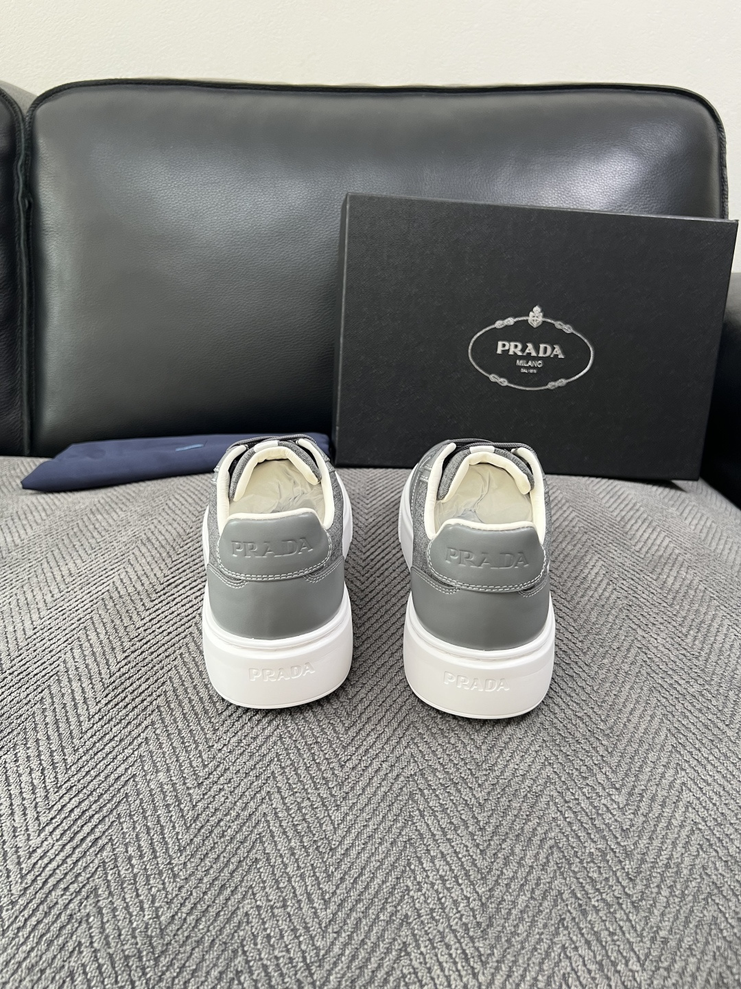 Prada  高品质  顶级工艺品，普拉达 专柜同步，原厂配置意大利进口牛皮拼布面料，进口牛皮内里垫，透气舒适，鞋底：原