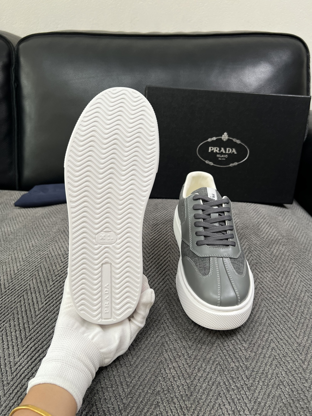 Prada  高品质  顶级工艺品，普拉达 专柜同步，原厂配置意大利进口牛皮拼布面料，进口牛皮内里垫，透气舒适，鞋底：原
