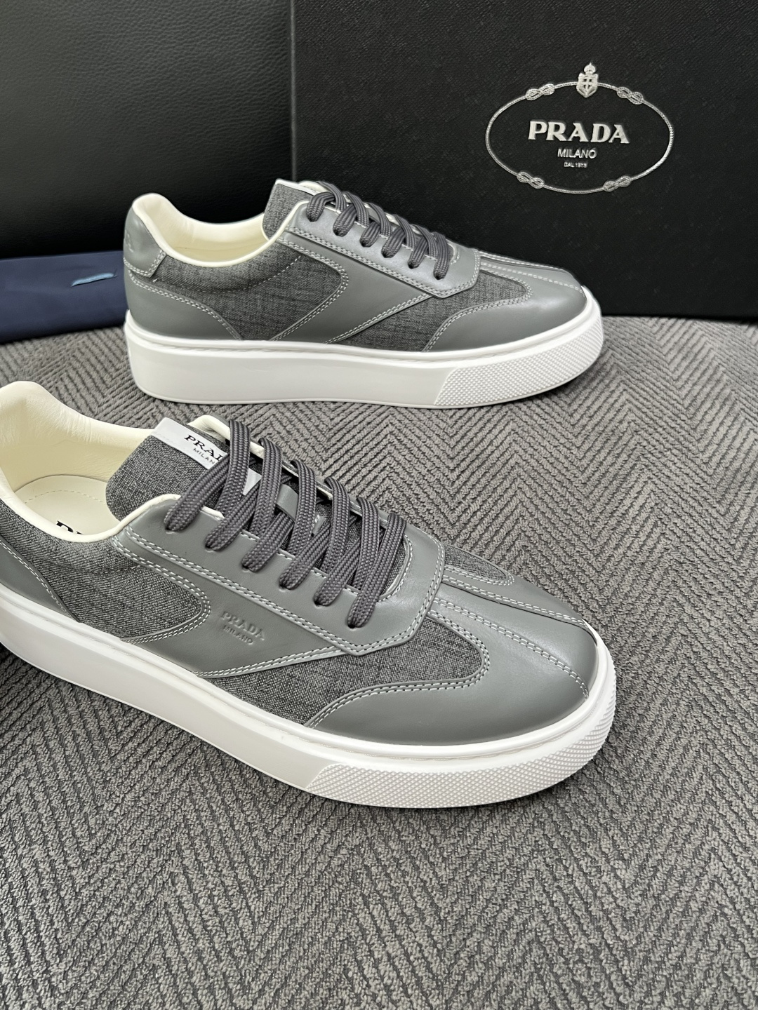 Prada  高品质  顶级工艺品，普拉达 专柜同步，原厂配置意大利进口牛皮拼布面料，进口牛皮内里垫，透气舒适，鞋底：原