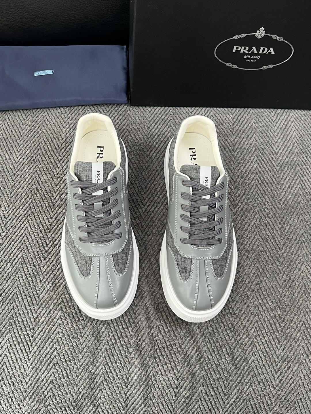 Prada  高品质  顶级工艺品，普拉达 专柜同步，原厂配置意大利进口牛皮拼布面料，进口牛皮内里垫，透气舒适，鞋底：原