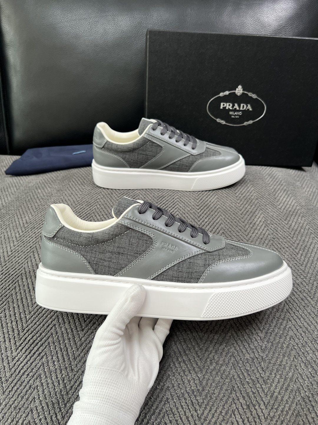 Prada  高品质  顶级工艺品，普拉达 专柜同步，原厂配置意大利进口牛皮拼布面料，进口牛皮内里垫，透气舒适，鞋底：原