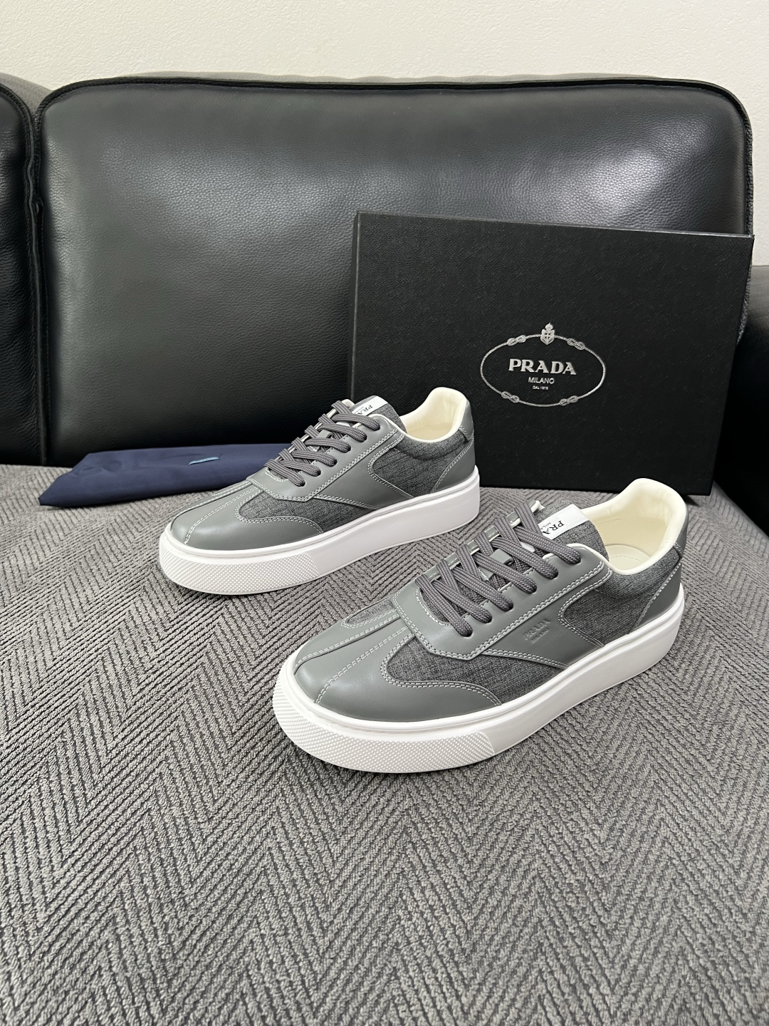 Prada  高品质  顶级工艺品，普拉达 专柜同步，原厂配置意大利进口牛皮拼布面料，进口牛皮内里垫，透气舒适，鞋底：原