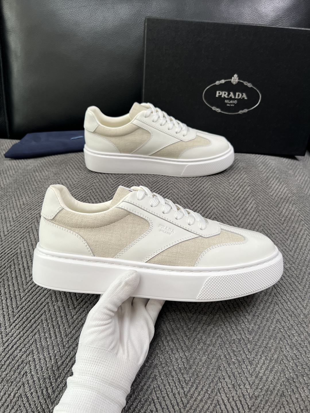 Prada  高品质  顶级工艺品，普拉达 专柜同步，原厂配置意大利进口牛皮拼布面料，进口牛皮内里垫，透气舒适，鞋底：原