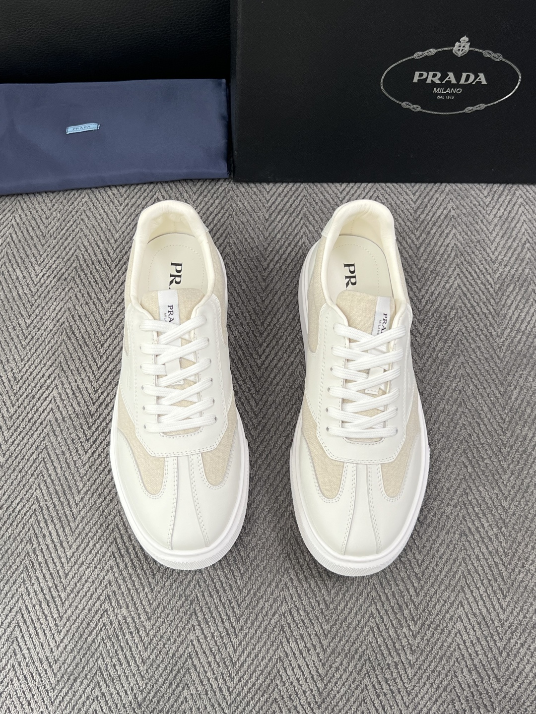 Prada  高品质  顶级工艺品，普拉达 专柜同步，原厂配置意大利进口牛皮拼布面料，进口牛皮内里垫，透气舒适，鞋底：原