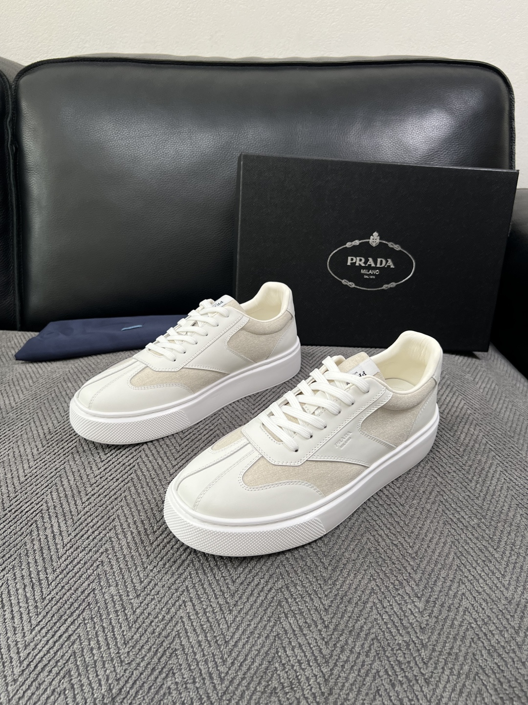 Prada  高品质  顶级工艺品，普拉达 专柜同步，原厂配置意大利进口牛皮拼布面料，进口牛皮内里垫，透气舒适，鞋底：原