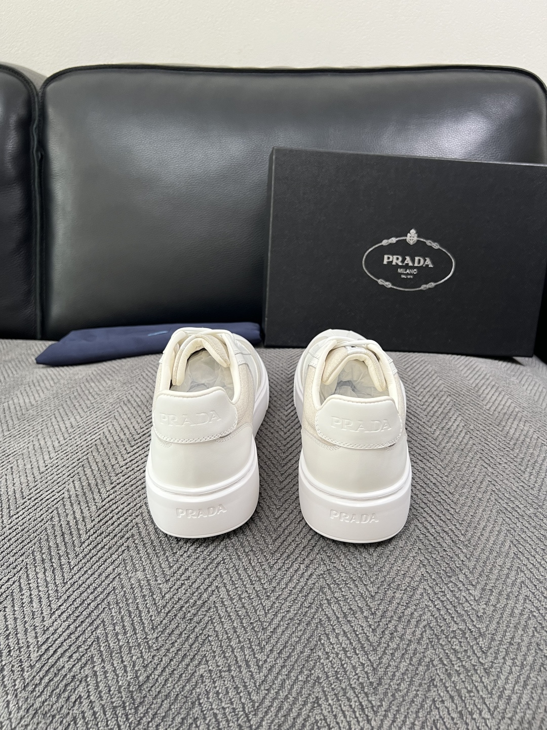 Prada  高品质  顶级工艺品，普拉达 专柜同步，原厂配置意大利进口牛皮拼布面料，进口牛皮内里垫，透气舒适，鞋底：原