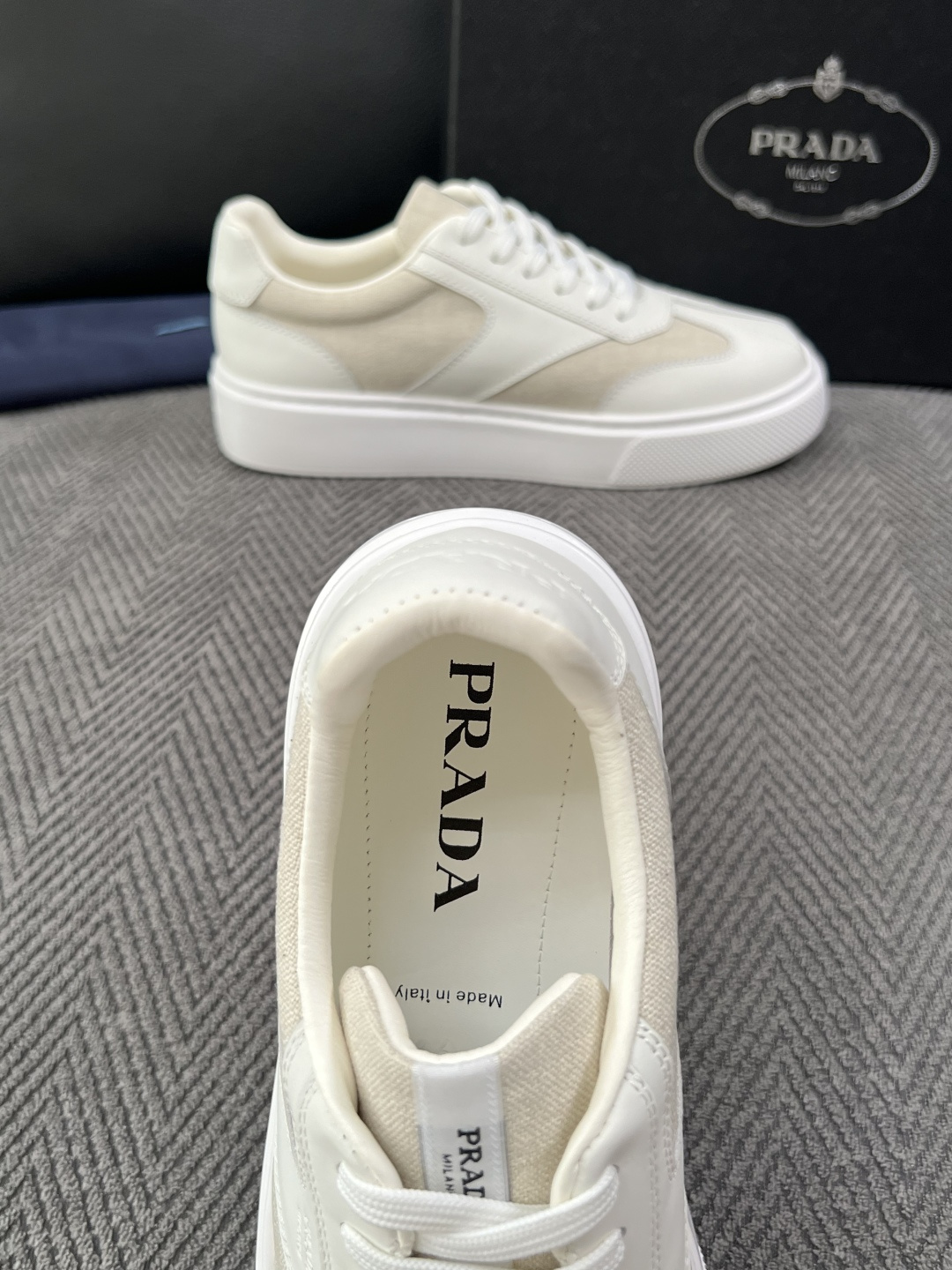 Prada  高品质  顶级工艺品，普拉达 专柜同步，原厂配置意大利进口牛皮拼布面料，进口牛皮内里垫，透气舒适，鞋底：原