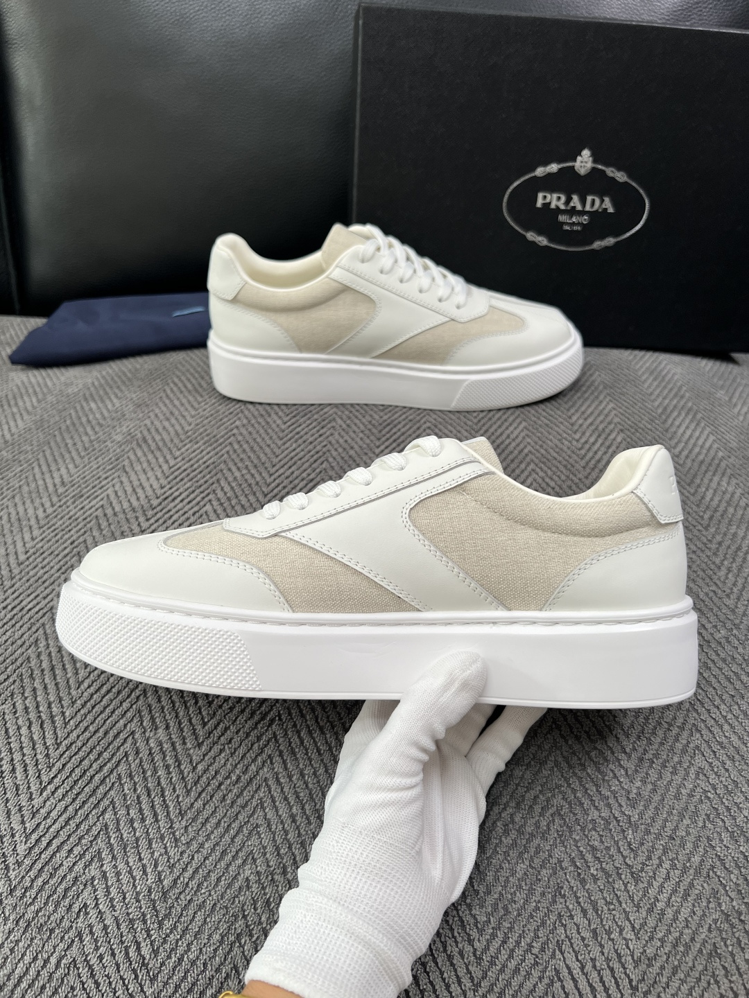 Prada  高品质  顶级工艺品，普拉达 专柜同步，原厂配置意大利进口牛皮拼布面料，进口牛皮内里垫，透气舒适，鞋底：原