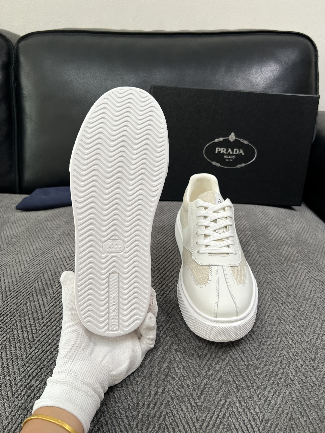 Prada  高品质  顶级工艺品，普拉达 专柜同步，原厂配置意大利进口牛皮拼布面料，进口牛皮内里垫，透气舒适，鞋底：原
