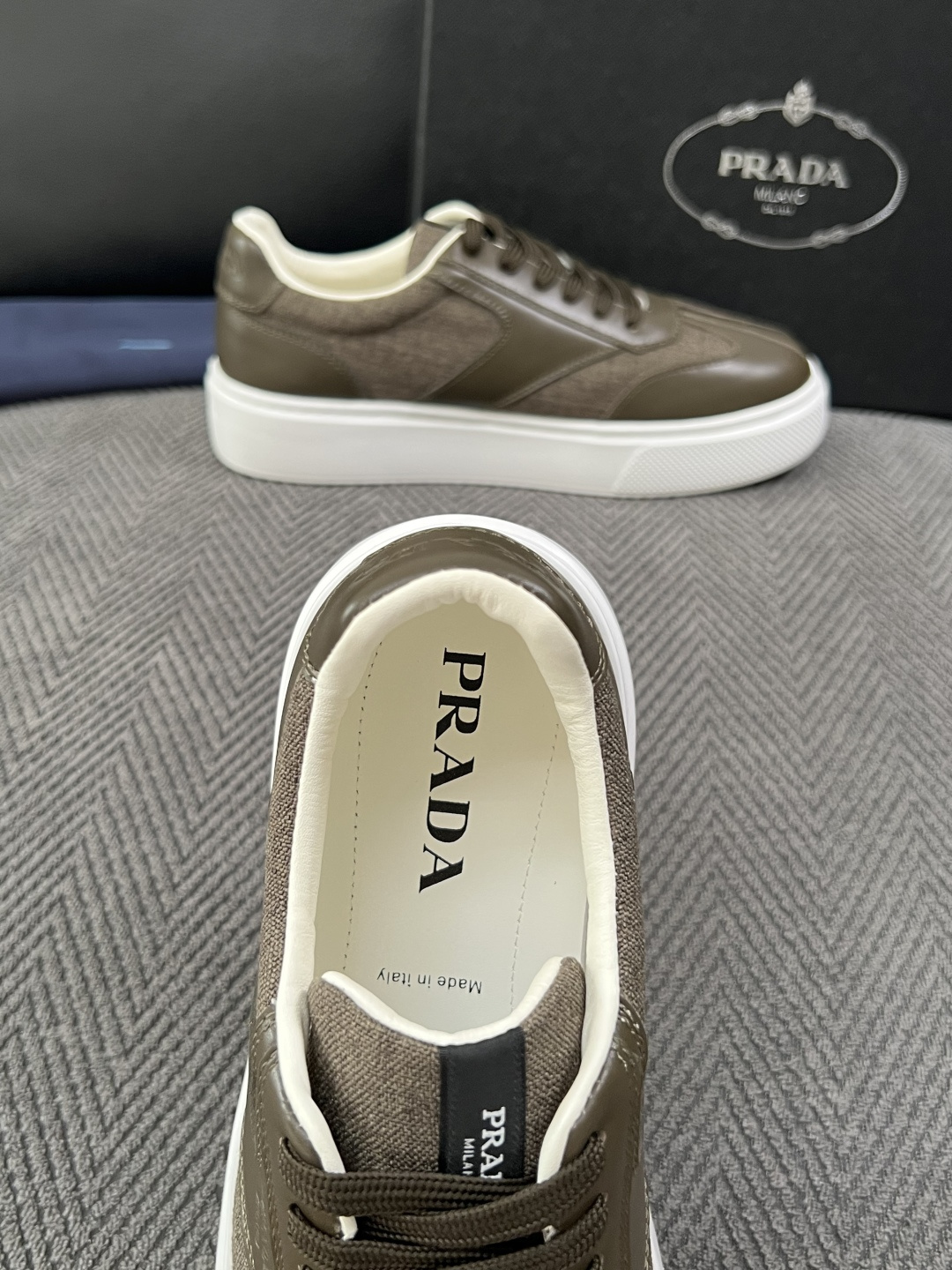 Prada  高品质  顶级工艺品，普拉达 专柜同步，原厂配置意大利进口牛皮拼布面料，进口牛皮内里垫，透气舒适，鞋底：原