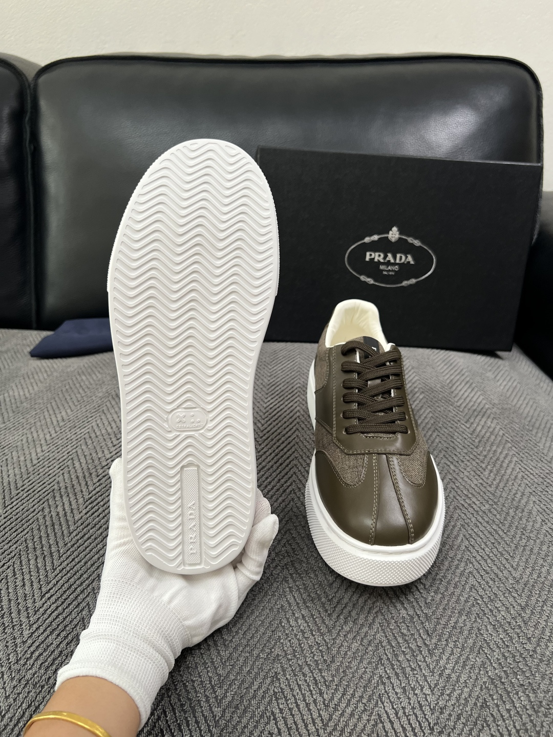 Prada  高品质  顶级工艺品，普拉达 专柜同步，原厂配置意大利进口牛皮拼布面料，进口牛皮内里垫，透气舒适，鞋底：原