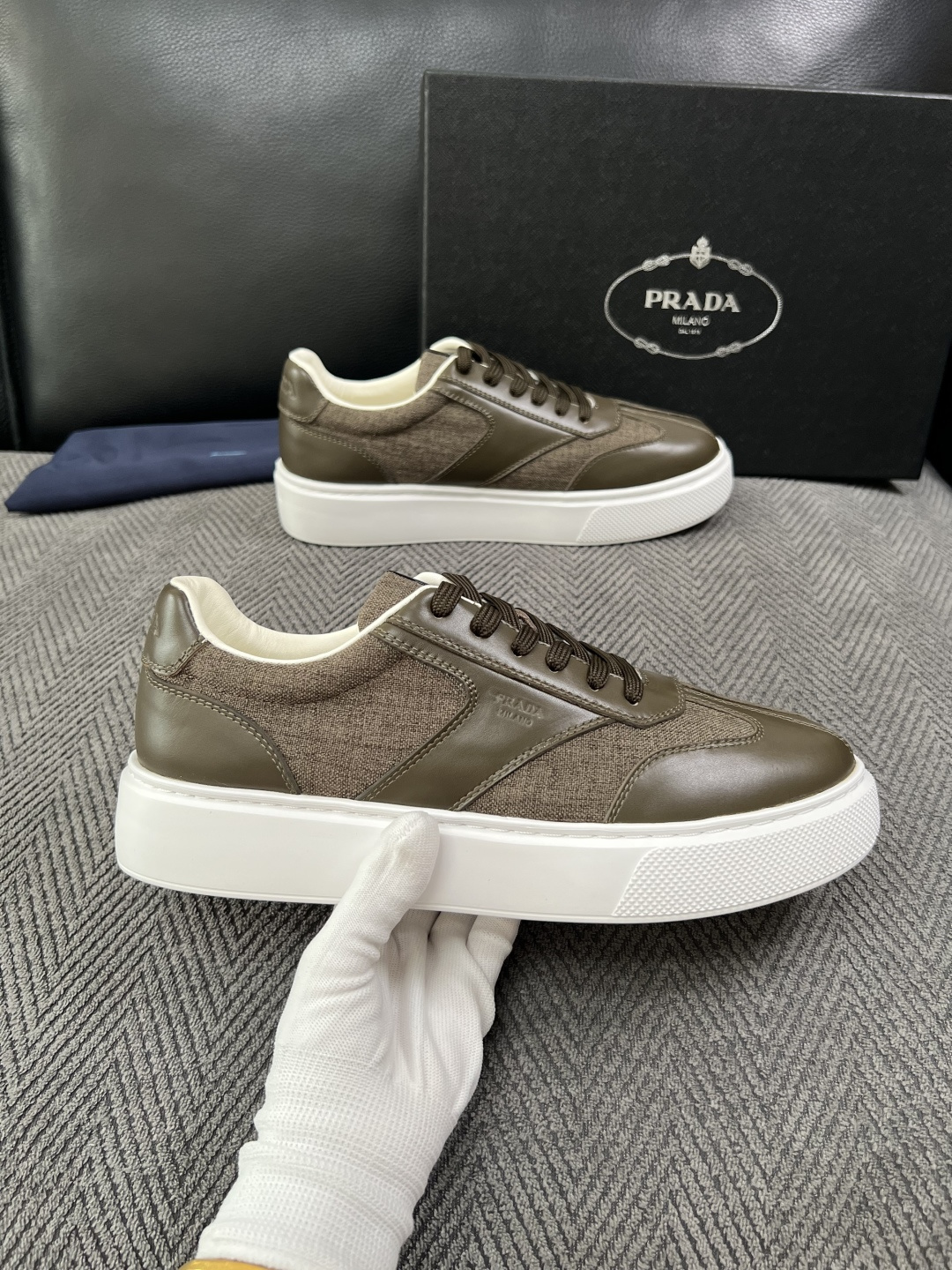Prada  高品质  顶级工艺品，普拉达 专柜同步，原厂配置意大利进口牛皮拼布面料，进口牛皮内里垫，透气舒适，鞋底：原