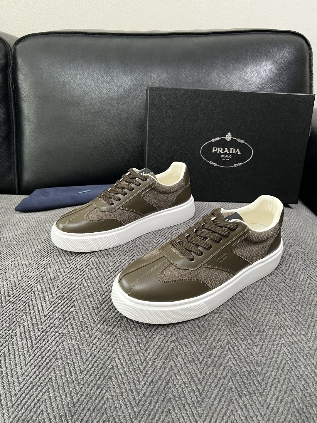 Prada  高品质  顶级工艺品，普拉达 专柜同步，原厂配置意大利进口牛皮拼布面料，进口牛皮内里垫，透气舒适，鞋底：原