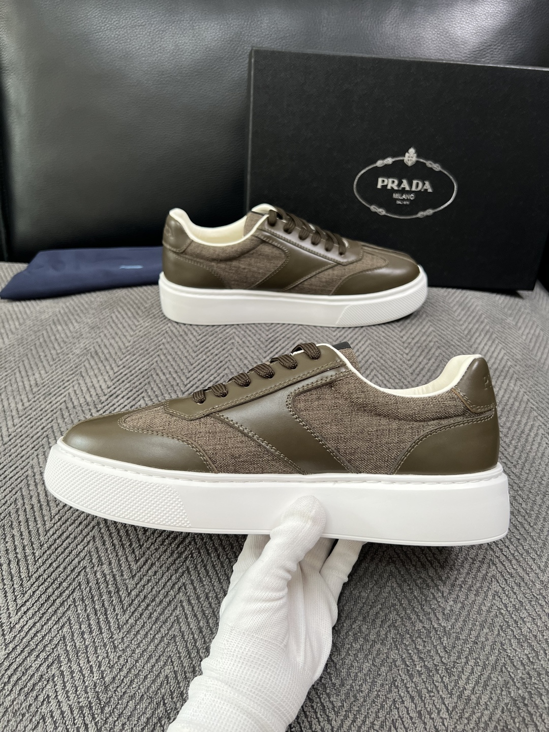 Prada  高品质  顶级工艺品，普拉达 专柜同步，原厂配置意大利进口牛皮拼布面料，进口牛皮内里垫，透气舒适，鞋底：原