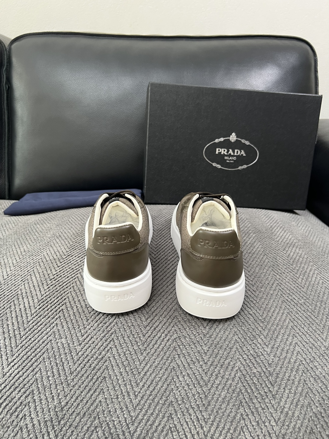 Prada  高品质  顶级工艺品，普拉达 专柜同步，原厂配置意大利进口牛皮拼布面料，进口牛皮内里垫，透气舒适，鞋底：原