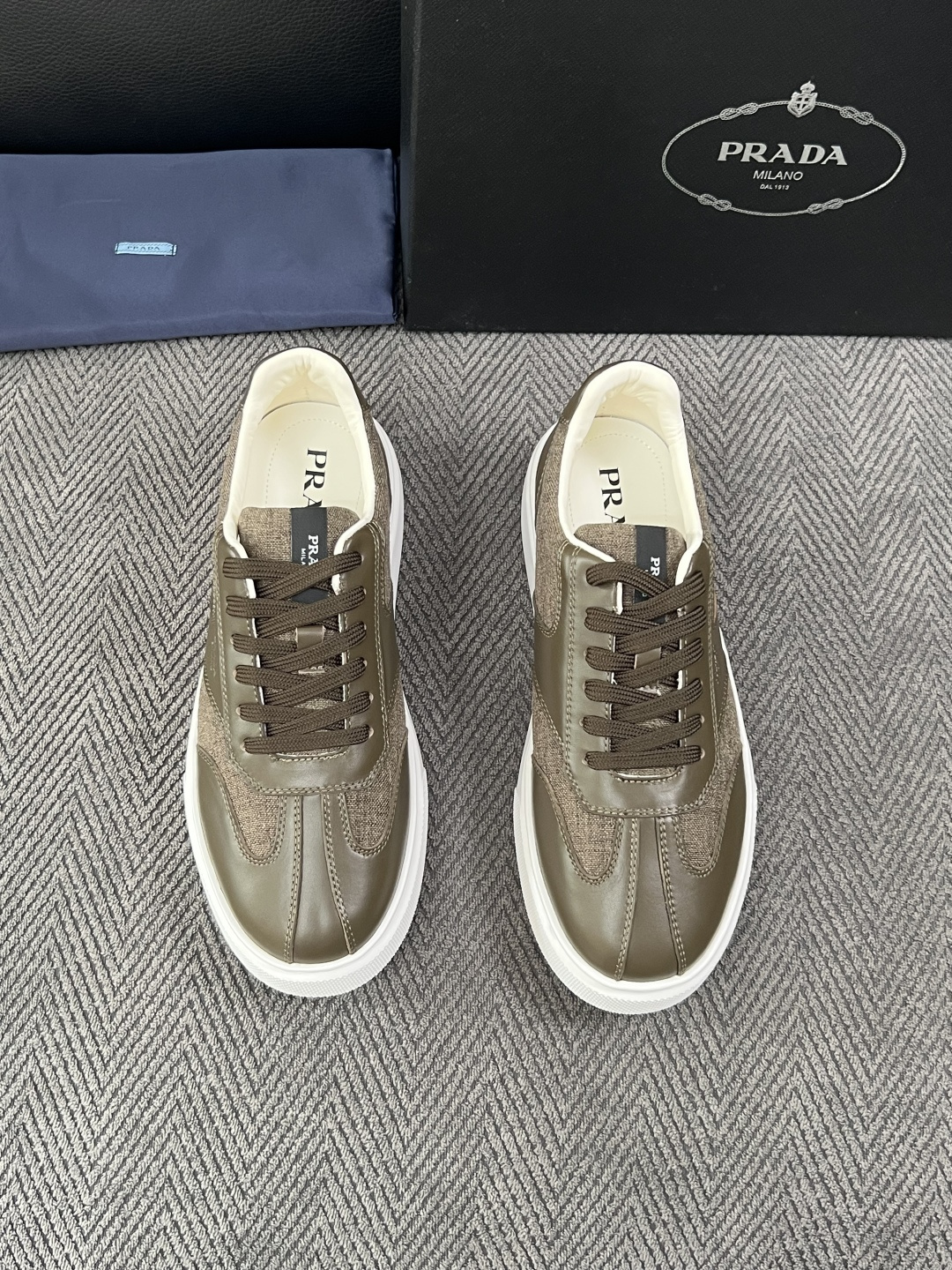 Prada  高品质  顶级工艺品，普拉达 专柜同步，原厂配置意大利进口牛皮拼布面料，进口牛皮内里垫，透气舒适，鞋底：原