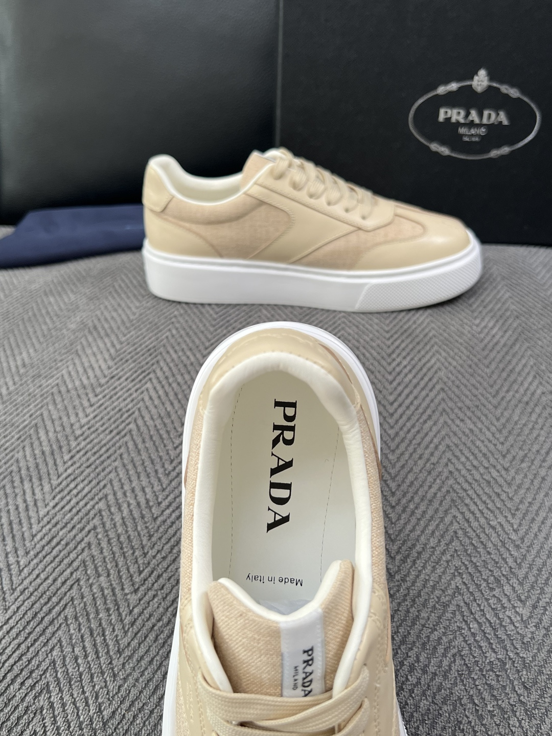 Prada  高品质  顶级工艺品，普拉达 专柜同步，原厂配置意大利进口牛皮拼布面料，进口牛皮内里垫，透气舒适，鞋底：原