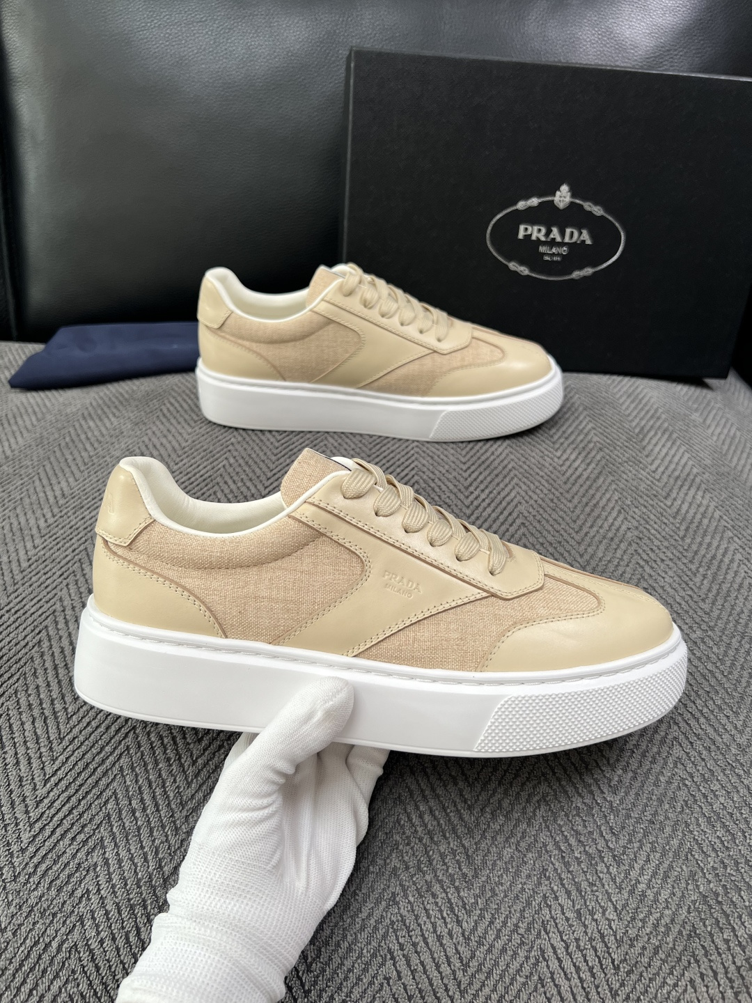 Prada  高品质  顶级工艺品，普拉达 专柜同步，原厂配置意大利进口牛皮拼布面料，进口牛皮内里垫，透气舒适，鞋底：原