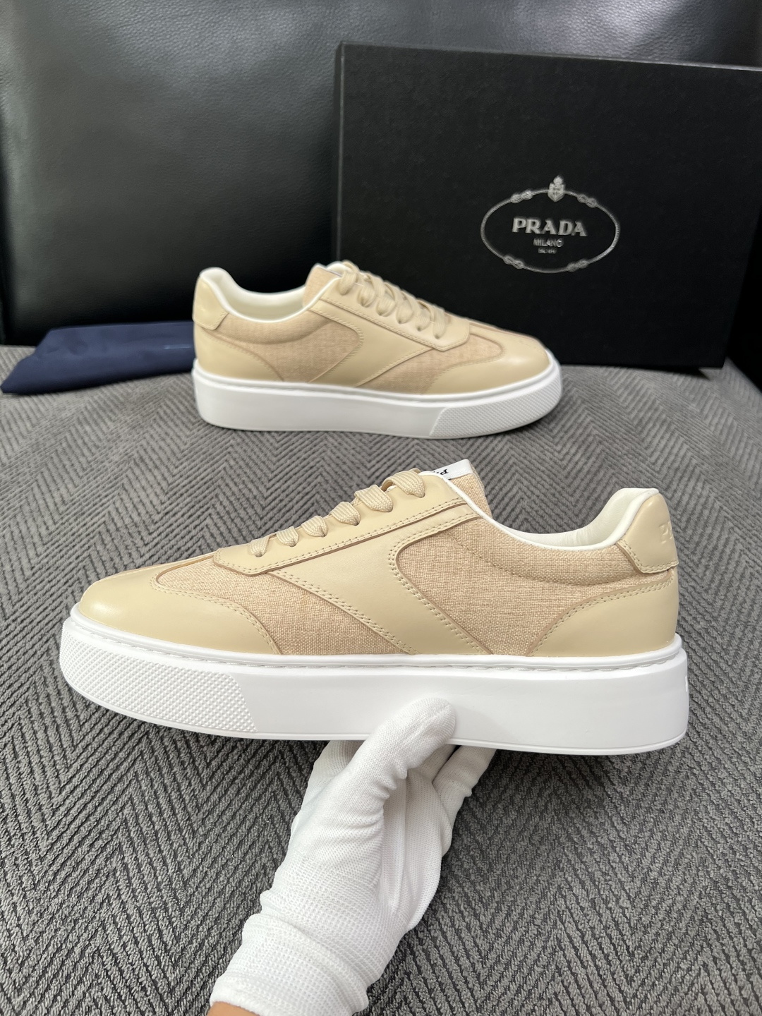 Prada  高品质  顶级工艺品，普拉达 专柜同步，原厂配置意大利进口牛皮拼布面料，进口牛皮内里垫，透气舒适，鞋底：原