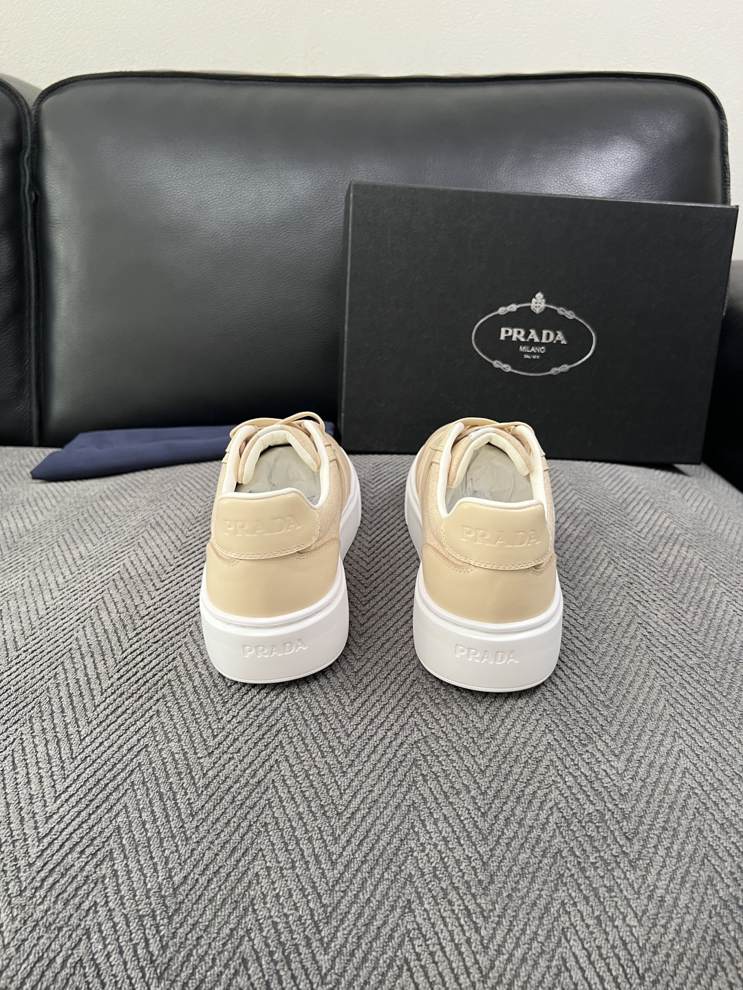 Prada  高品质  顶级工艺品，普拉达 专柜同步，原厂配置意大利进口牛皮拼布面料，进口牛皮内里垫，透气舒适，鞋底：原