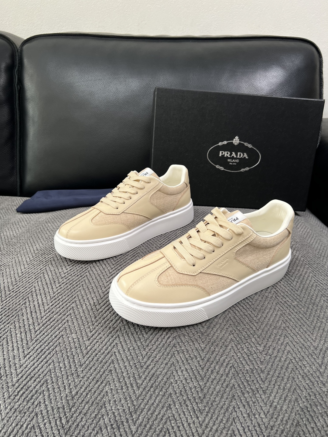 Prada  高品质  顶级工艺品，普拉达 专柜同步，原厂配置意大利进口牛皮拼布面料，进口牛皮内里垫，透气舒适，鞋底：原
