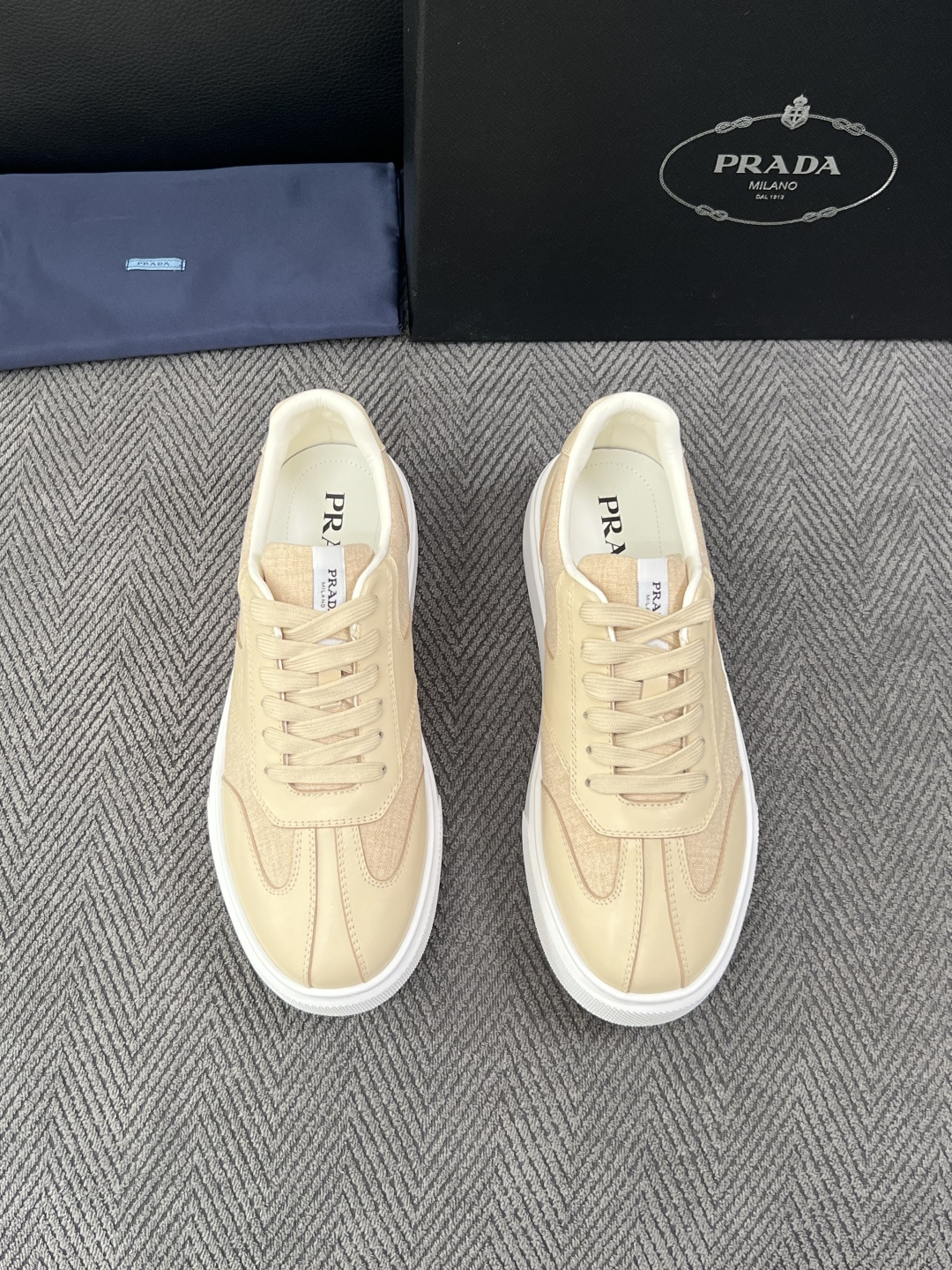 Prada  高品质  顶级工艺品，普拉达 专柜同步，原厂配置意大利进口牛皮拼布面料，进口牛皮内里垫，透气舒适，鞋底：原