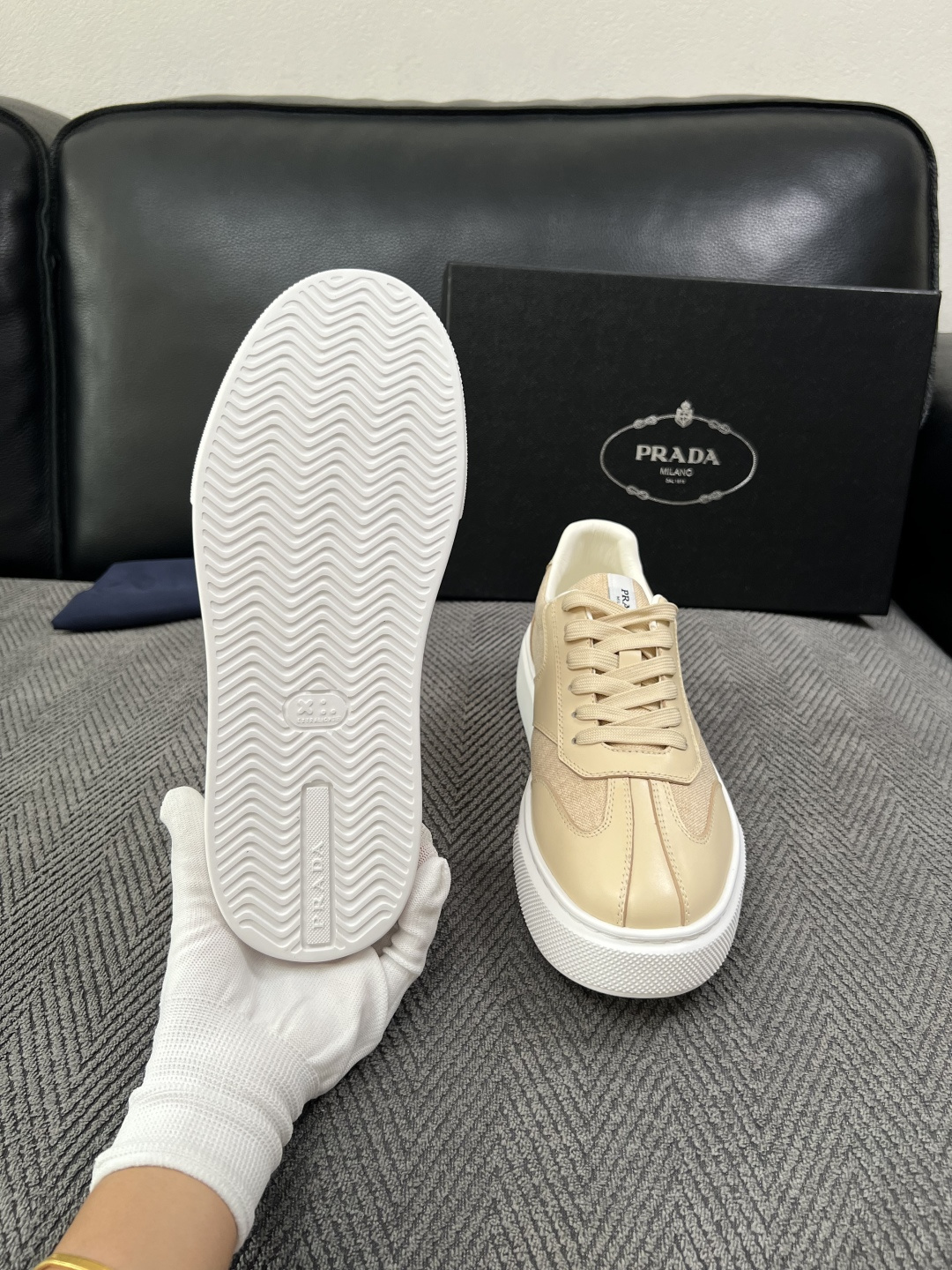 Prada  高品质  顶级工艺品，普拉达 专柜同步，原厂配置意大利进口牛皮拼布面料，进口牛皮内里垫，透气舒适，鞋底：原