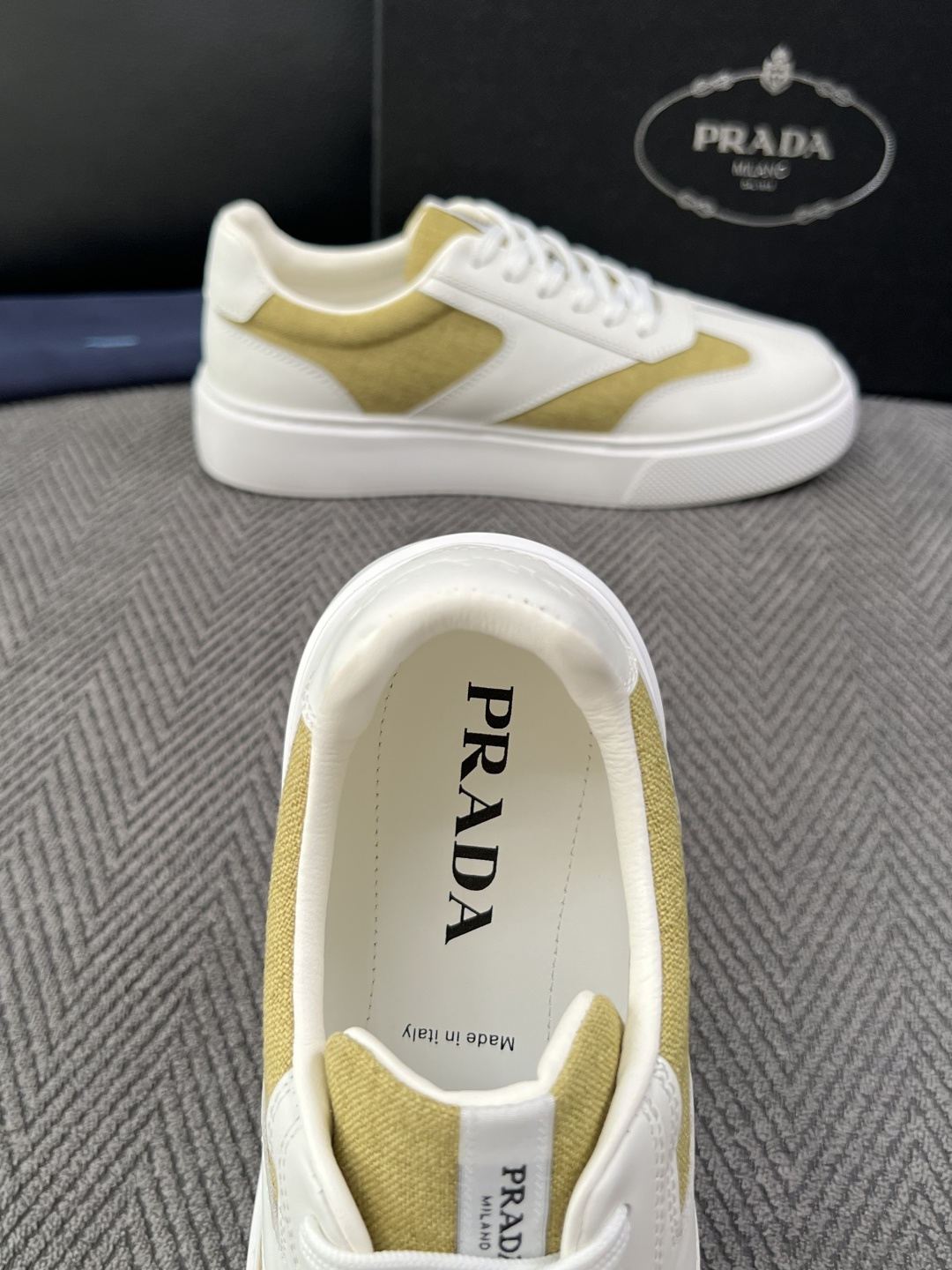 Prada  高品质  顶级工艺品，普拉达 专柜同步，原厂配置意大利进口牛皮拼布面料，进口牛皮内里垫，透气舒适，鞋底：原