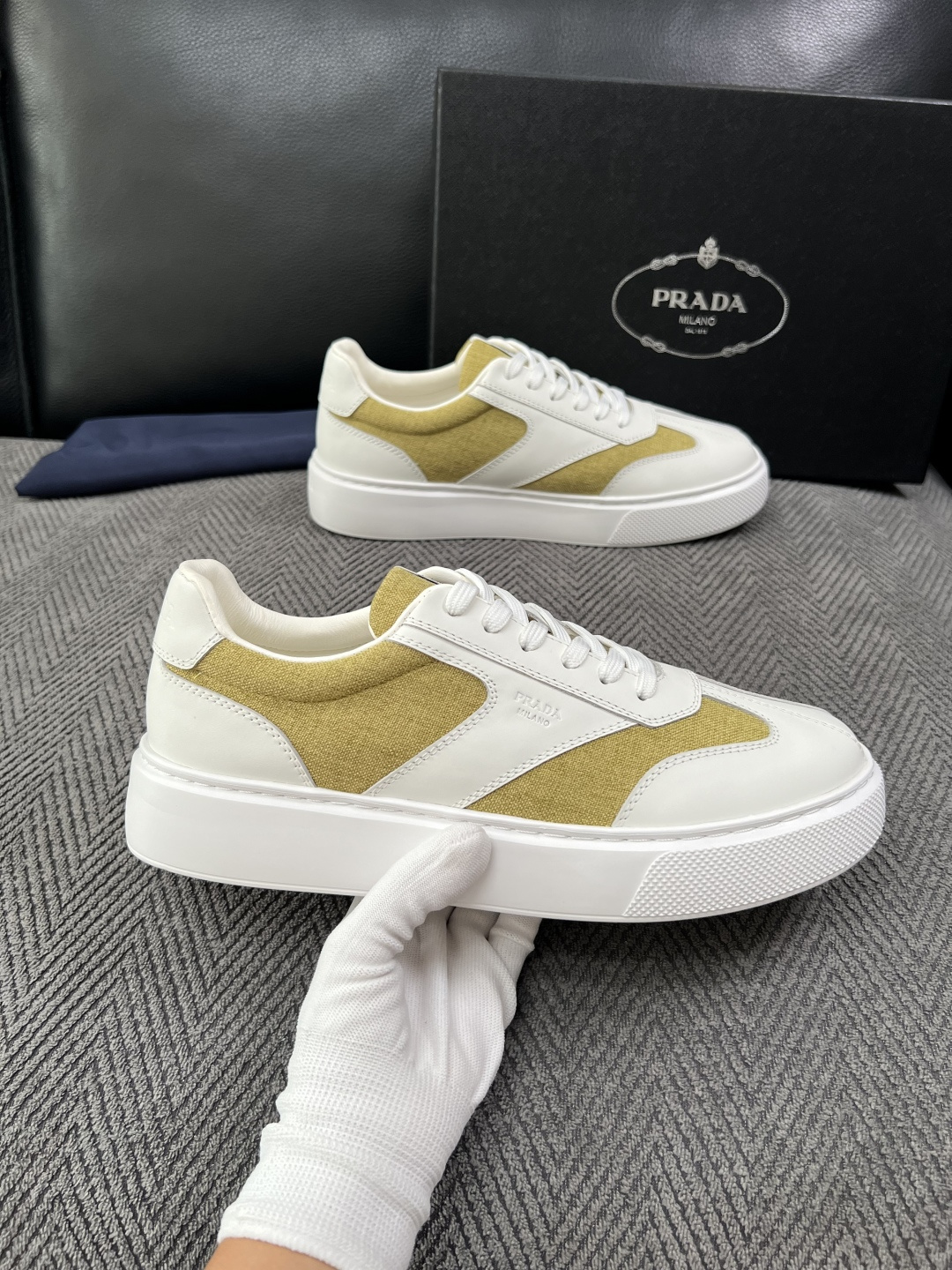 Prada  高品质  顶级工艺品，普拉达 专柜同步，原厂配置意大利进口牛皮拼布面料，进口牛皮内里垫，透气舒适，鞋底：原