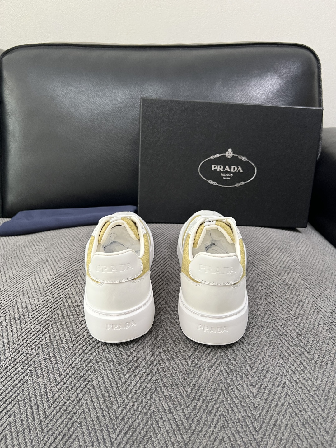 Prada  高品质  顶级工艺品，普拉达 专柜同步，原厂配置意大利进口牛皮拼布面料，进口牛皮内里垫，透气舒适，鞋底：原