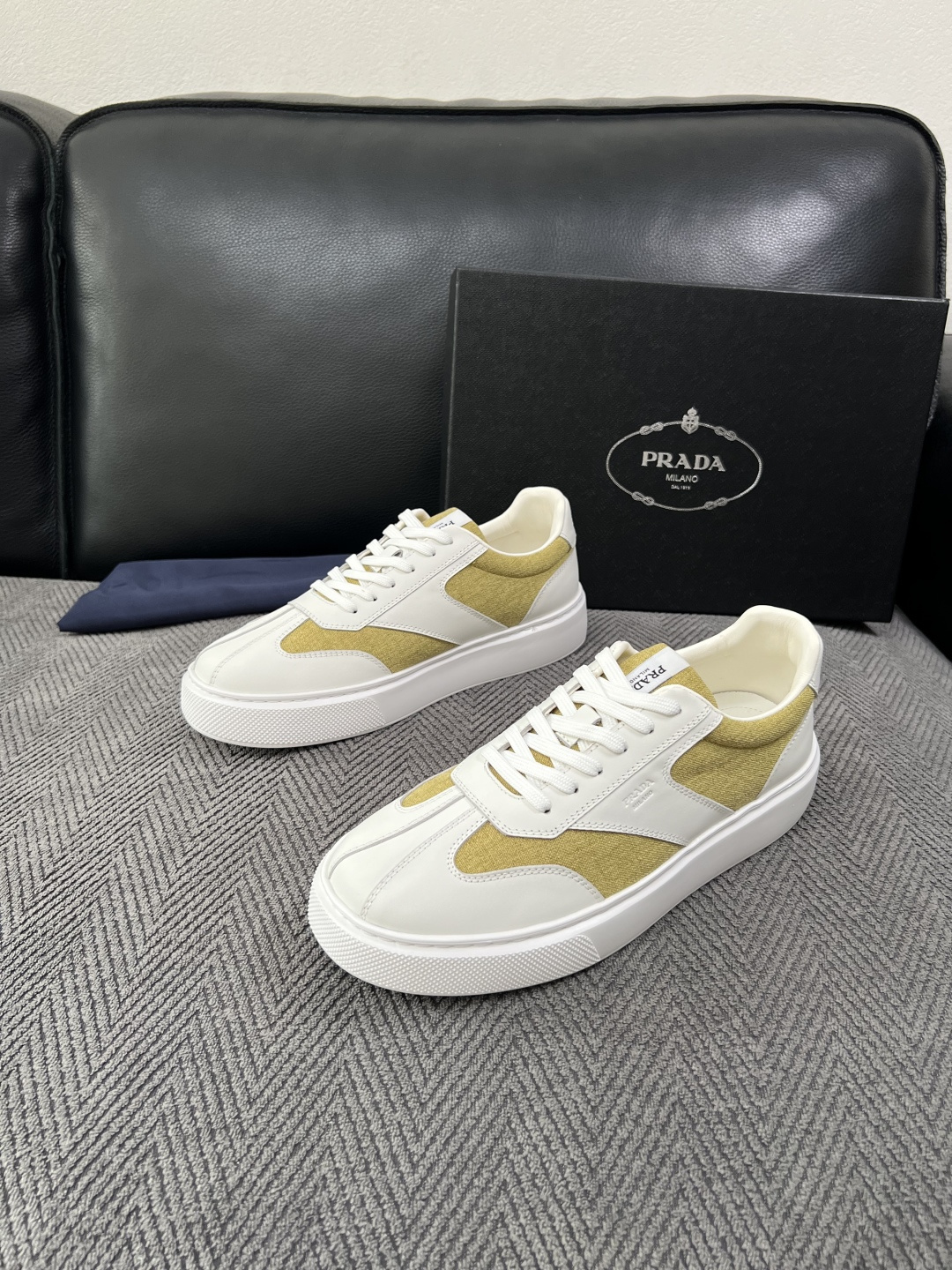 Prada  高品质  顶级工艺品，普拉达 专柜同步，原厂配置意大利进口牛皮拼布面料，进口牛皮内里垫，透气舒适，鞋底：原