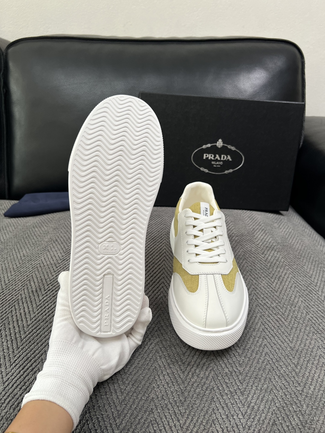 Prada  高品质  顶级工艺品，普拉达 专柜同步，原厂配置意大利进口牛皮拼布面料，进口牛皮内里垫，透气舒适，鞋底：原