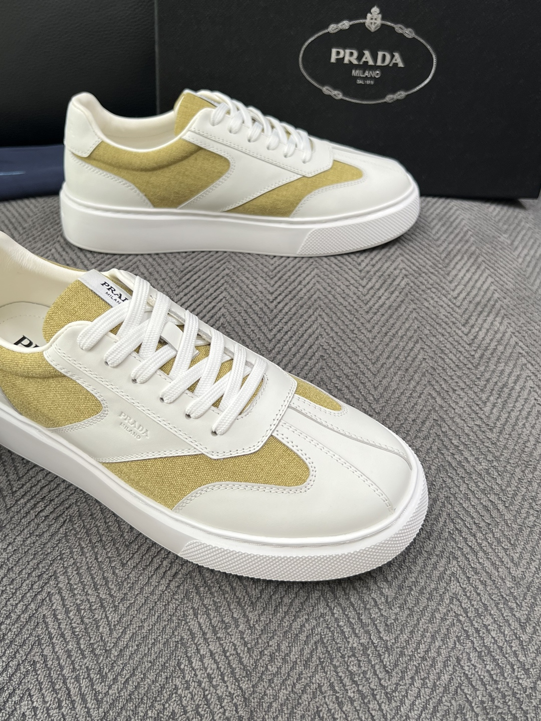 Prada  高品质  顶级工艺品，普拉达 专柜同步，原厂配置意大利进口牛皮拼布面料，进口牛皮内里垫，透气舒适，鞋底：原