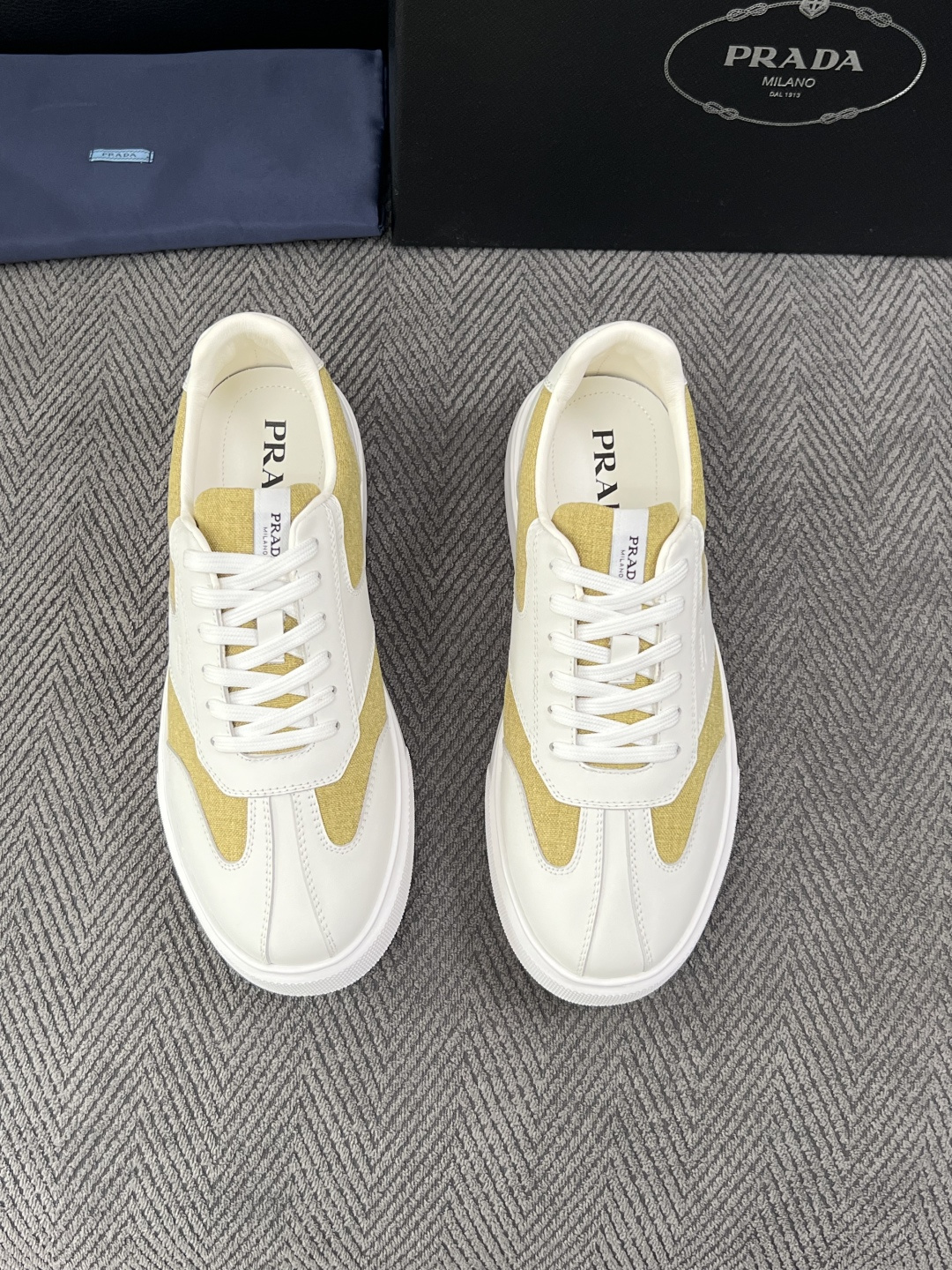 Prada  高品质  顶级工艺品，普拉达 专柜同步，原厂配置意大利进口牛皮拼布面料，进口牛皮内里垫，透气舒适，鞋底：原