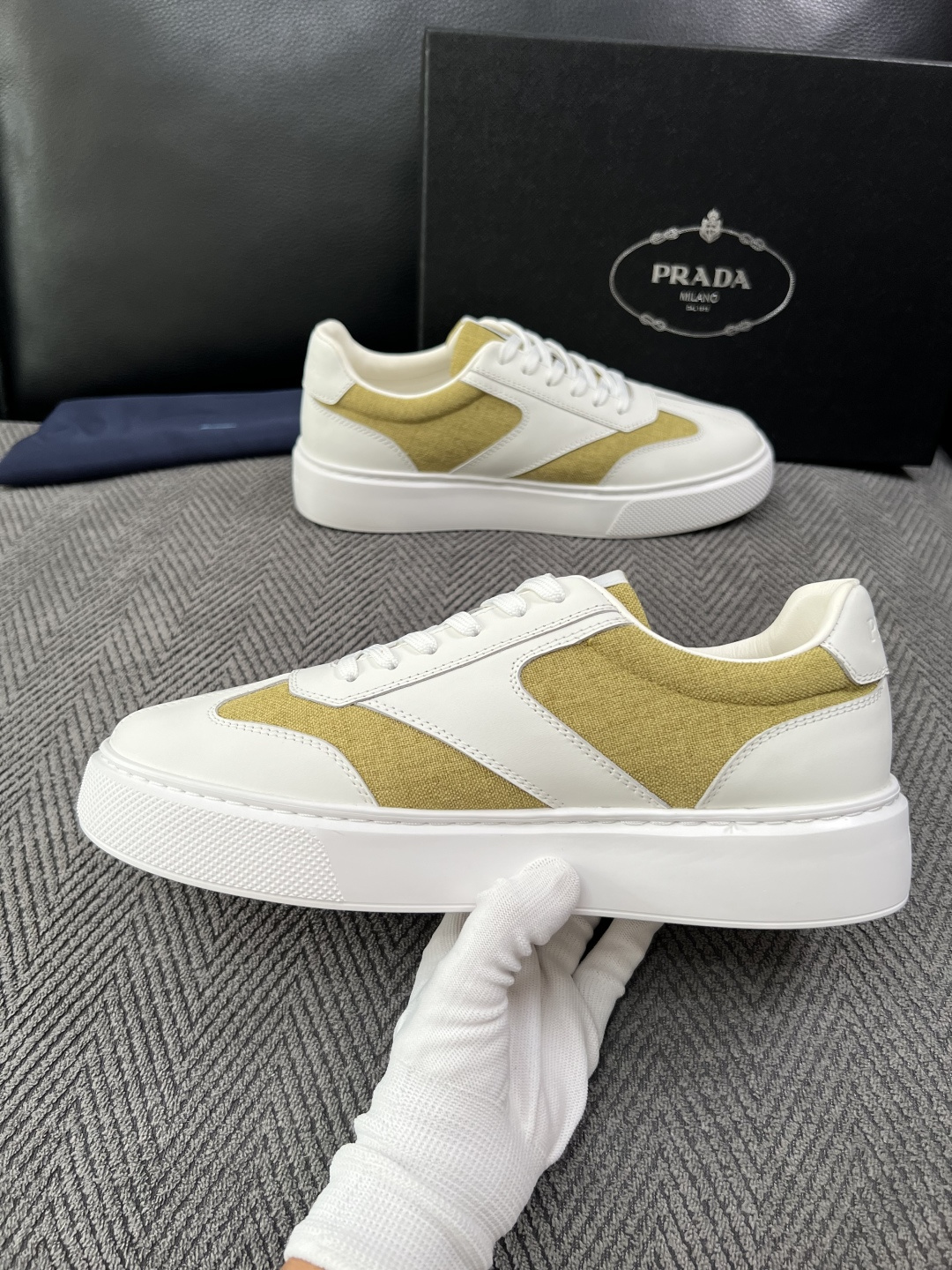 Prada  高品质  顶级工艺品，普拉达 专柜同步，原厂配置意大利进口牛皮拼布面料，进口牛皮内里垫，透气舒适，鞋底：原