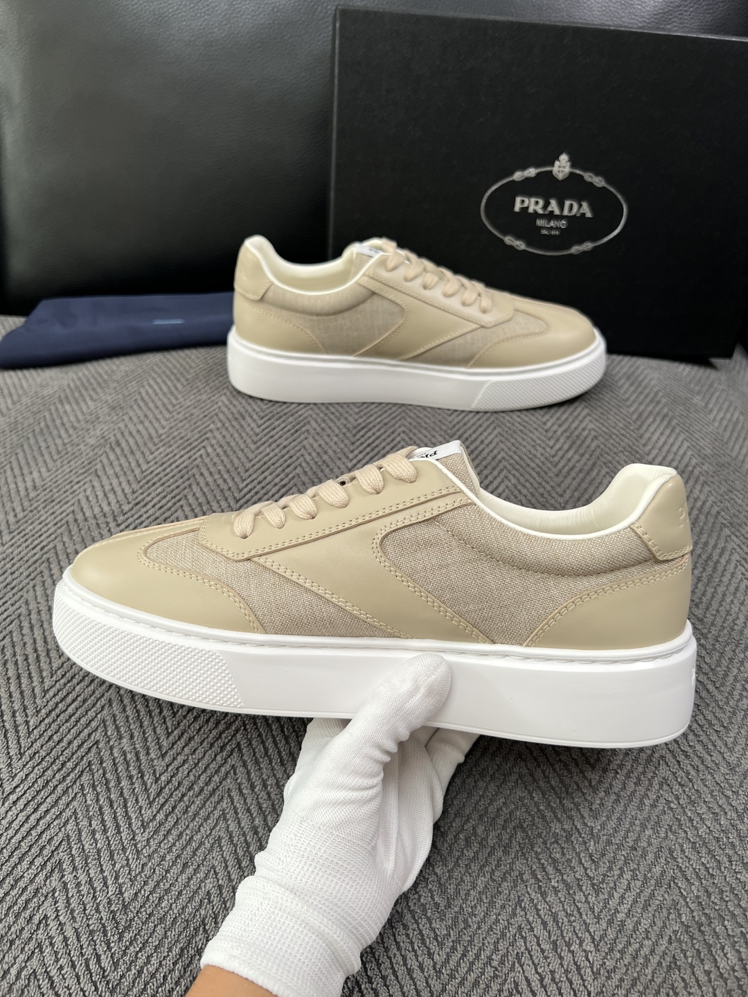 Prada  高品质  顶级工艺品，普拉达 专柜同步，原厂配置意大利进口牛皮拼布面料，进口牛皮内里垫，透气舒适，鞋底：原