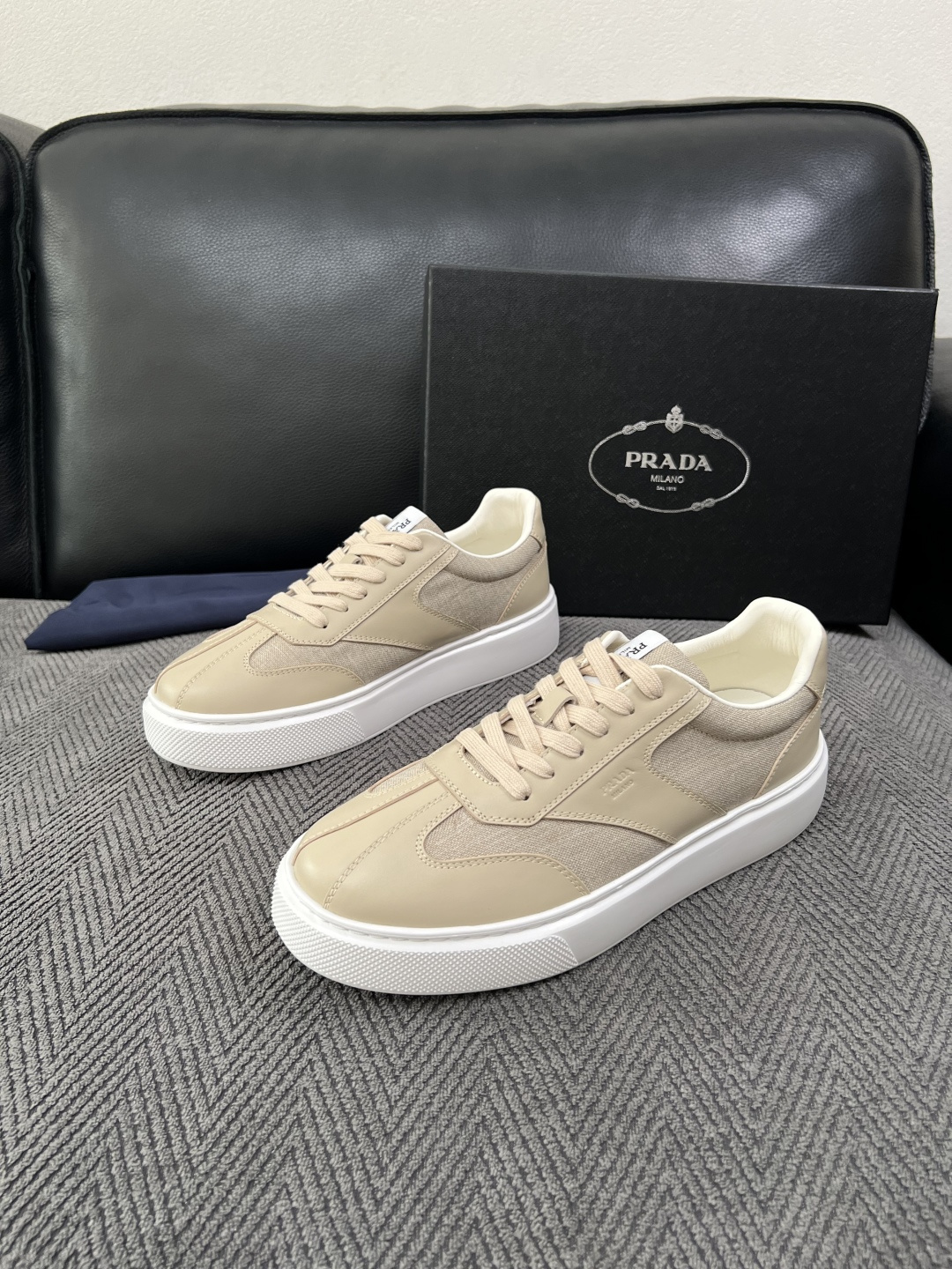Prada  高品质  顶级工艺品，普拉达 专柜同步，原厂配置意大利进口牛皮拼布面料，进口牛皮内里垫，透气舒适，鞋底：原