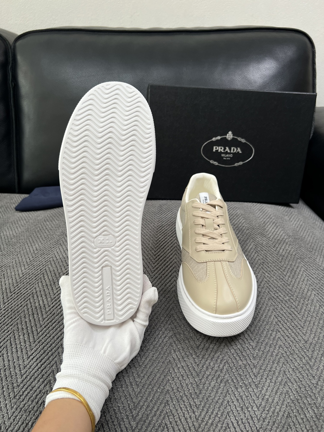 Prada  高品质  顶级工艺品，普拉达 专柜同步，原厂配置意大利进口牛皮拼布面料，进口牛皮内里垫，透气舒适，鞋底：原