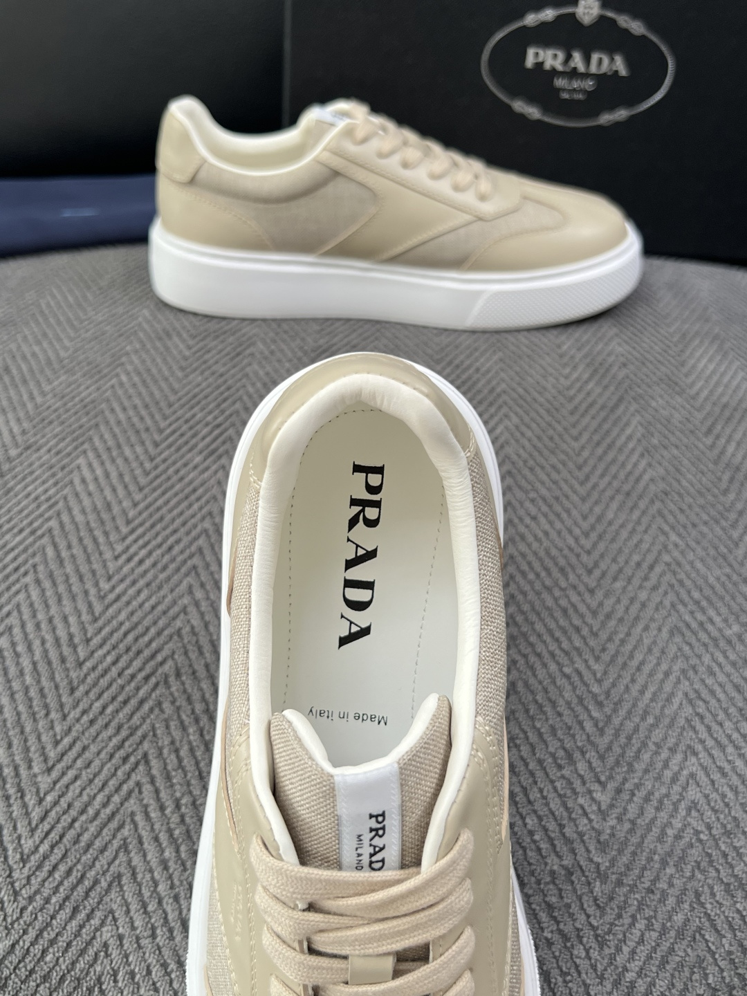 Prada  高品质  顶级工艺品，普拉达 专柜同步，原厂配置意大利进口牛皮拼布面料，进口牛皮内里垫，透气舒适，鞋底：原