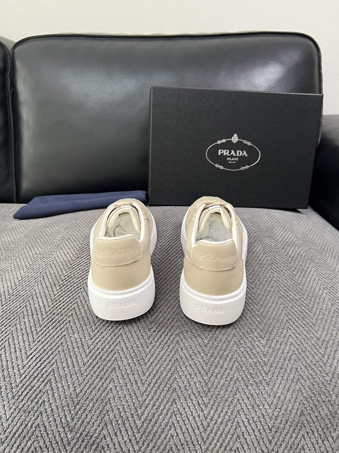 Prada  高品质  顶级工艺品，普拉达 专柜同步，原厂配置意大利进口牛皮拼布面料，进口牛皮内里垫，透气舒适，鞋底：原