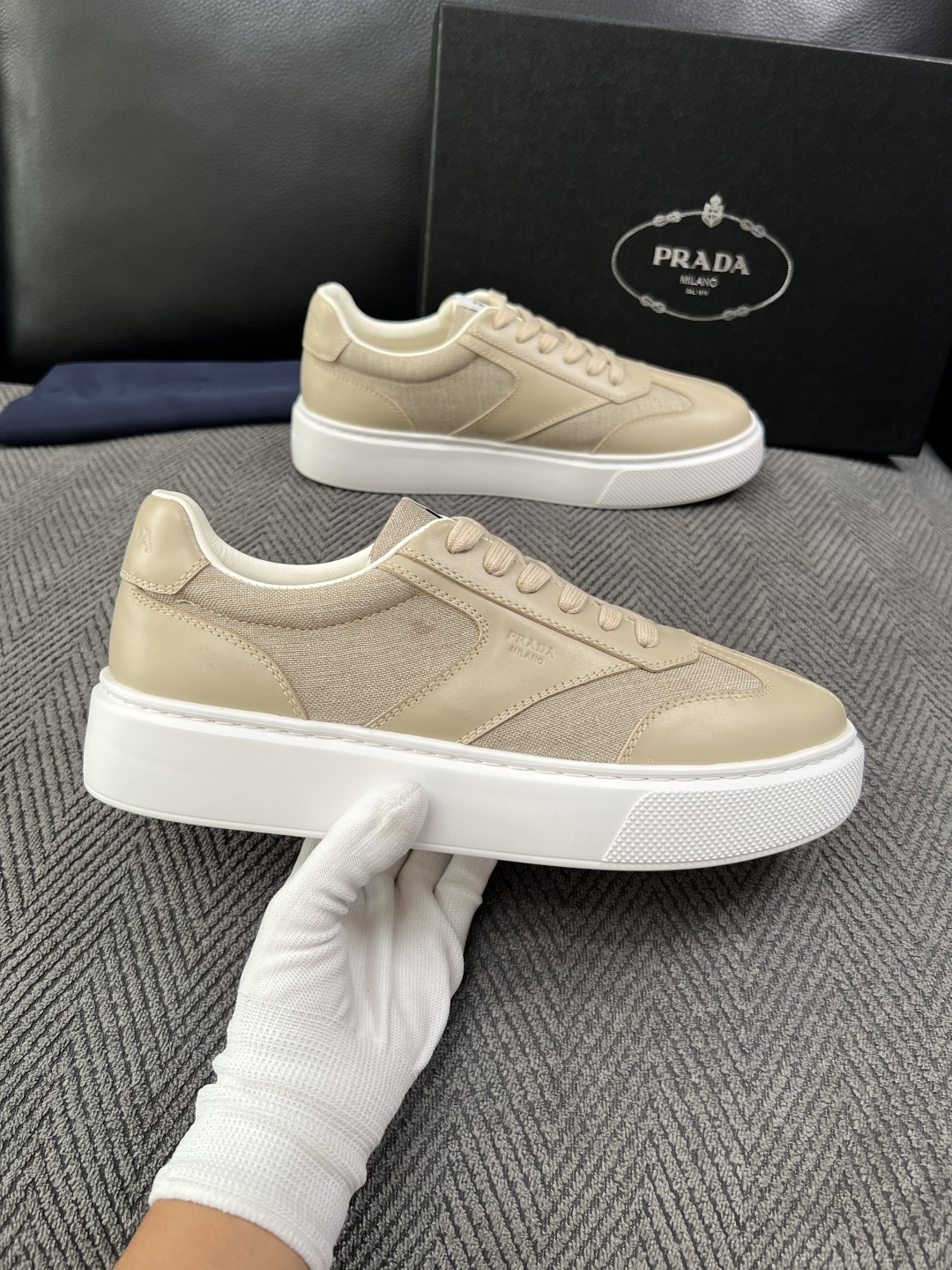Prada  高品质  顶级工艺品，普拉达 专柜同步，原厂配置意大利进口牛皮拼布面料，进口牛皮内里垫，透气舒适，鞋底：原